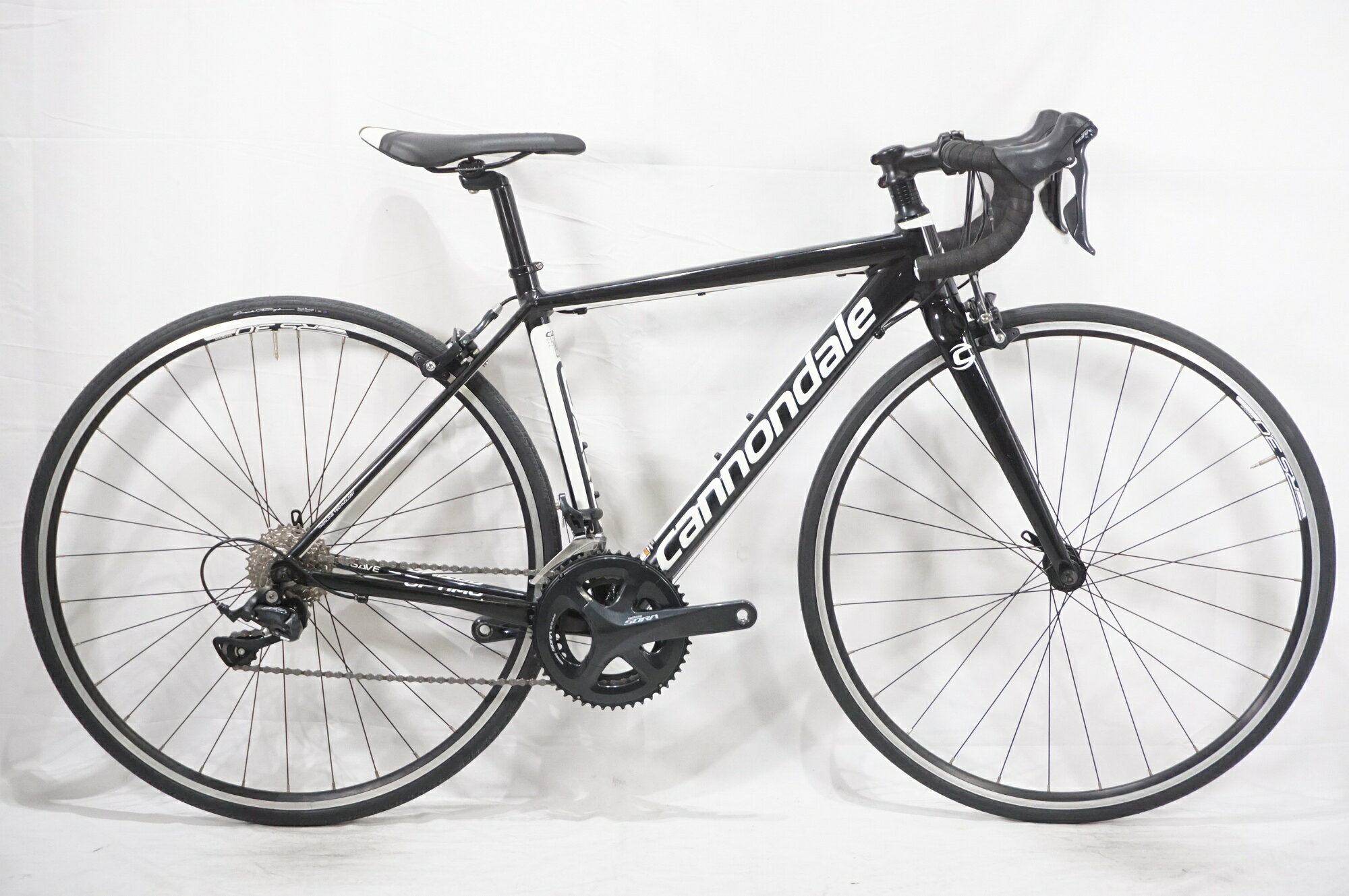 ■商品情報 メーカーサイズ:44 シートチューブ(C-T): 460mm トップチューブ(C-C):500mm(ホリゾンタル換算) 適応身長:155-165cm(目安) 重量:約9.58kg フレーム材質:アルミ フロントフォーク:カーボン レバー:SHIMANO SORA R3000 フロントディレイラー:SHIMANO SORA R3000 リアディレイラー:SHIMANO SORA R3000 ブレーキ:SHIMANO SORA R3000 クランク:SHIMANO SORA R3000 50-34T 165mm スプロケット:SHIMANO 11-28T シートポスト:純正 27.2mm ハンドル:純正 380mm ステム:純正 70mm サドル:純正 ホイール:純正 タイヤ:700x25C 変速段数:2x9 付属品:なし(ペダル付属なし) ■状態 使用に伴うキズやヨゴレがございます。 ボルトにサビがあり、チェーンステーに塗装欠けがございます。 ■注意事項【在庫について】 在庫管理は細心の注意を払い行なっておりますが、システムの都合により在庫有と表記の商品につきましても、実在庫の反映との時間差により在庫が無い場合がございます。弊社はそれに伴う全てにおいて一切の責任は負いかねます事、何卒ご了承くださいませ。ご注文頂きました商品のご用意が出来かねました場合は、お電話とメールにてキャンセルご承諾お願いのご連絡をさせて頂きます。【掲載画像について】撮影方法やお客様の閲覧環境により、実際の商品とは違った色の見え方となる場合がございます。上記理由による返品、変更、キャンセルは一切お受け致しかねますまたシステム等の不備により、商品ページに別商品が含まれている、別カラー・仕様が掲載されている、商品情報に誤表記がある場合がございますご不明点がございましたら必ずご注文前にお問い合わせくださいませ。