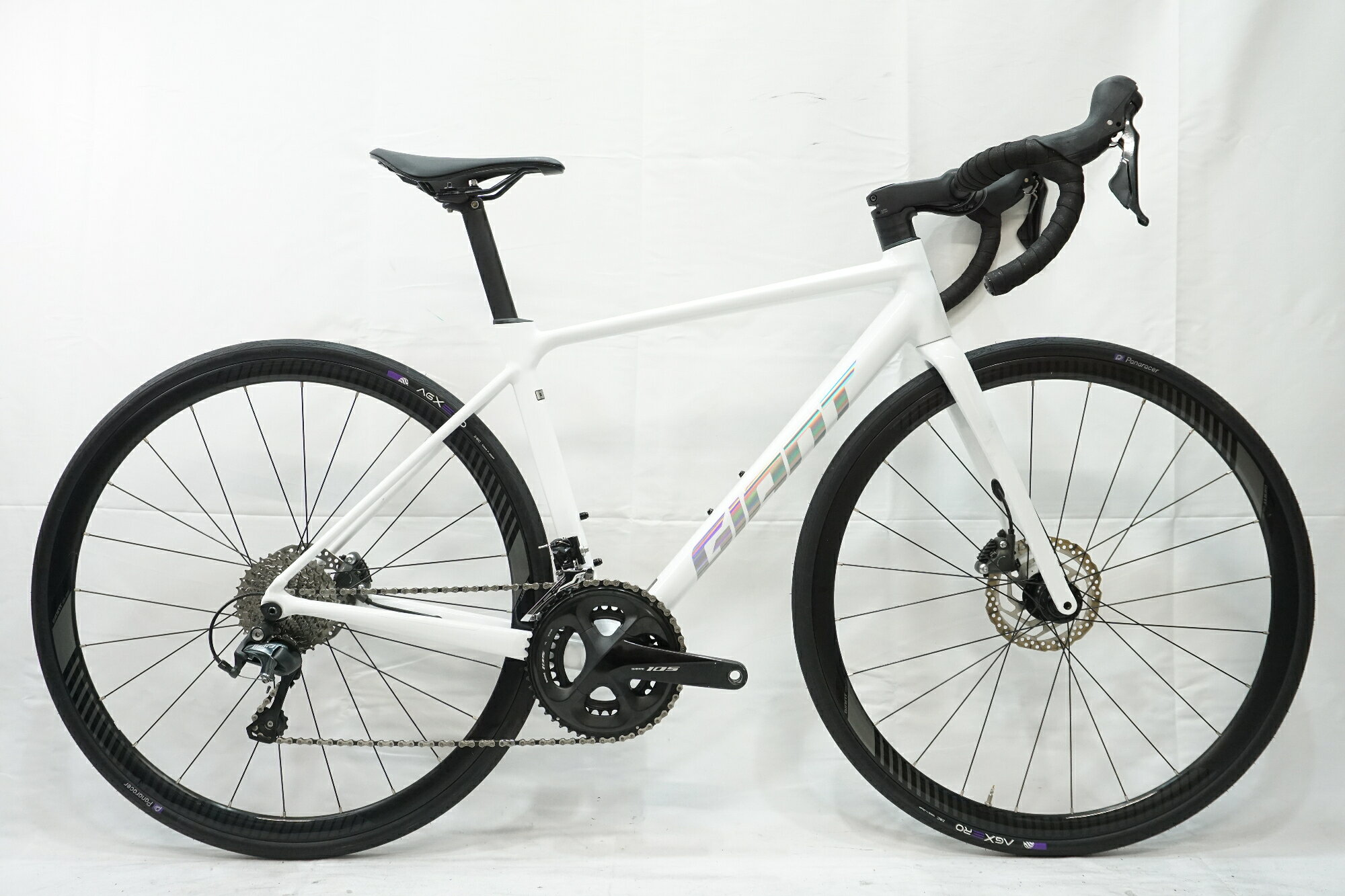 ■商品情報メーカーサイズ:Sシートチューブ(C-T): 445mmトップチューブ(C-C):535mm(ホリゾンタル換算)適応身長:165-175cm(目安)重量:約8.7kgフレーム材質:アルミフロントフォーク:カーボンメインコンポ:SHIMANO TIAGRA 4700フロントディレイラー:SHIMANO 105 R7000クランク:SHIMANO 105 R7000 50-34T 165mmスプロケット:11-34Tシートポスト:ハンドル:純正ステム:純正サドル:純正ホイール:純正タイヤ:700x28C変速段数:2x10付属品:なし(ペダル付属なし)■状態使用に伴うキズやヨゴレがございます。クランク、FDが互換性のないものが取り付けられております。フロントフォークにタッチアップ補修がされております。 ■注意事項【在庫について】 在庫管理は細心の注意を払い行なっておりますが、システムの都合により在庫有と表記の商品につきましても、実在庫の反映との時間差により在庫が無い場合がございます。弊社はそれに伴う全てにおいて一切の責任は負いかねます事、何卒ご了承くださいませ。ご注文頂きました商品のご用意が出来かねました場合は、お電話とメールにてキャンセルご承諾お願いのご連絡をさせて頂きます。【掲載画像について】撮影方法やお客様の閲覧環境により、実際の商品とは違った色の見え方となる場合がございます。上記理由による返品、変更、キャンセルは一切お受け致しかねますまたシステム等の不備により、商品ページに別商品が含まれている、別カラー・仕様が掲載されている、商品情報に誤表記がある場合がございますご不明点がございましたら必ずご注文前にお問い合わせくださいませ。