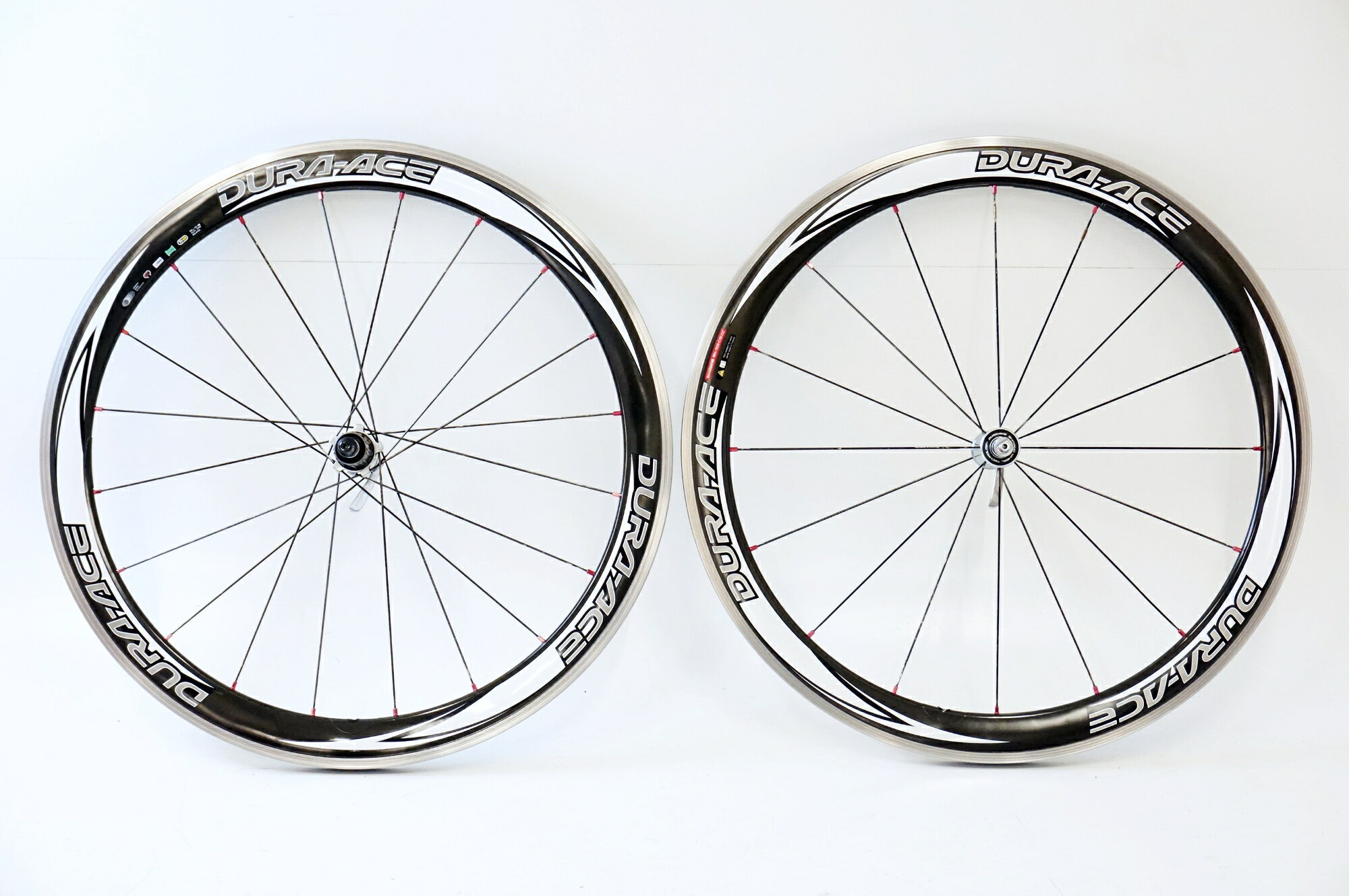 ■商品情報 サイズ：700c 622x15C リムタイプ：クリンチャー フリータイプ：SHIMANO10S 重量 F：約850g（実測） 重量 R：約1050g（実測） エンド幅 F：100mm エンド幅 R：130mm ブレーキタイプ：リムブレーキ ■状態 ・振れ1mm程度です。ハブの回転にガタ/ゴリ感は見られません。 ・掲載画像以外にも細かい傷や多少の汚れがございます。 ■注意事項【在庫について】 在庫管理は細心の注意を払い行なっておりますが、システムの都合により在庫有と表記の商品につきましても、実在庫の反映との時間差により在庫が無い場合がございます。弊社はそれに伴う全てにおいて一切の責任は負いかねます事、何卒ご了承くださいませ。ご注文頂きました商品のご用意が出来かねました場合は、お電話とメールにてキャンセルご承諾お願いのご連絡をさせて頂きます。【掲載画像について】撮影方法やお客様の閲覧環境により、実際の商品とは違った色の見え方となる場合がございます。上記理由による返品、変更、キャンセルは一切お受け致しかねますまたシステム等の不備により、商品ページに別商品が含まれている、別カラー・仕様が掲載されている、商品情報に誤表記がある場合がございますご不明点がございましたら必ずご注文前にお問い合わせくださいませ。