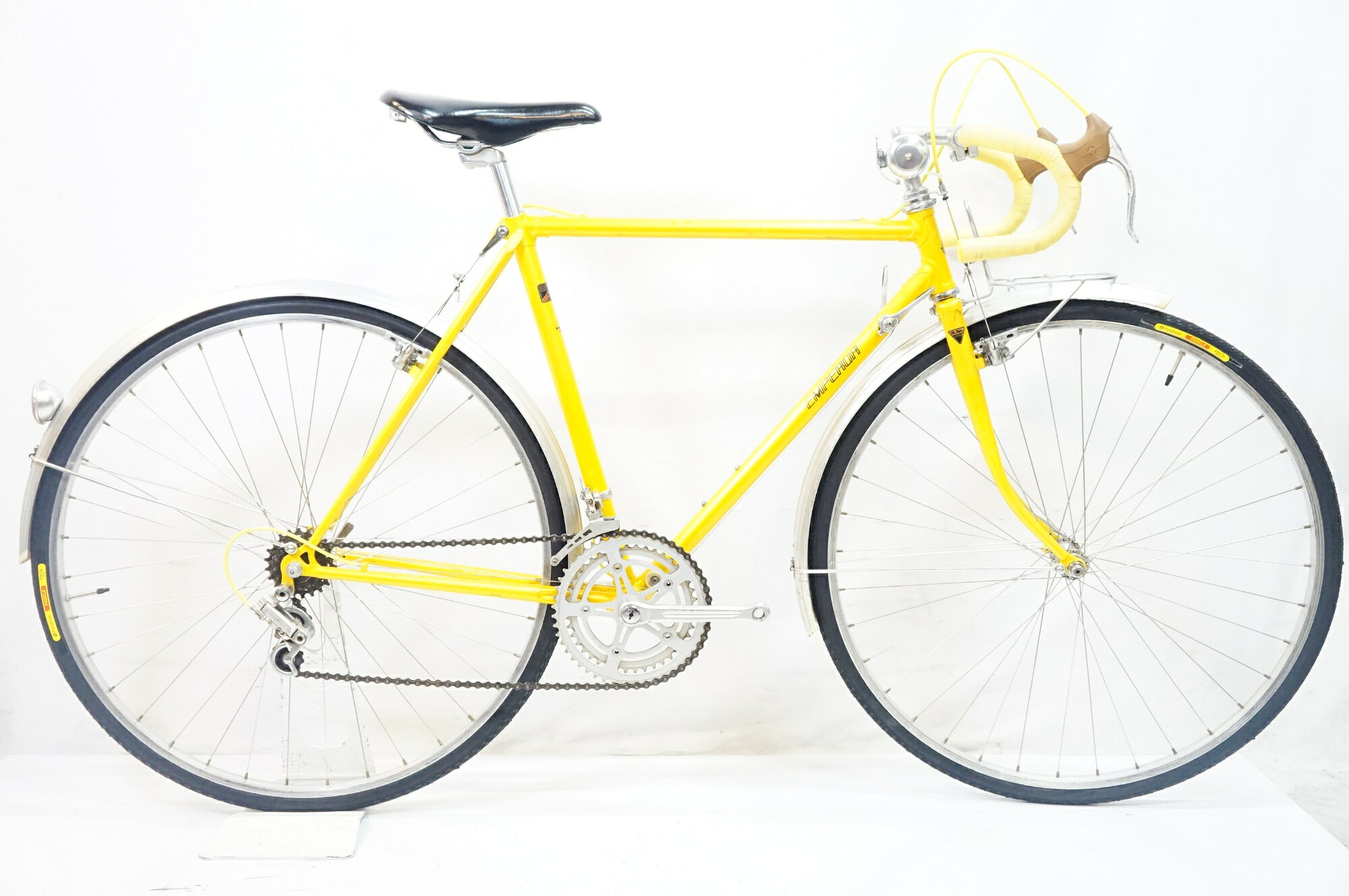 ■商品情報 サイズ: 530 シートチューブ(C-T): 530mm トップチューブ(C-C): 530mm(水平換算) 適応身長: 約170-178cm(目安) 重量: 約11.8kg フレーム/フォーク: ハイテンスチール 変速: SHIMANO 600 2x5段 ブレーキ: DIA-COMPE カンチブレーキ ホイール: ARAYA 27x1-1/4 WO リム + SUNSHINE ハブ タイヤ: 27x1-1/8 付属品: なし (ペダル付属なし) ■状態 フレームに雑なタッチアップ跡が多く目立ちます。走行には問題の無い状態です。 前後タイヤを新品に交換済みです。 ■配送方法 ※アートセッティングデリバリー家財おまかせ便での配送となります。 ■注意事項【在庫について】 在庫管理は細心の注意を払い行なっておりますが、システムの都合により在庫有と表記の商品につきましても、実在庫の反映との時間差により在庫が無い場合がございます。弊社はそれに伴う全てにおいて一切の責任は負いかねます事、何卒ご了承くださいませ。ご注文頂きました商品のご用意が出来かねました場合は、お電話とメールにてキャンセルご承諾お願いのご連絡をさせて頂きます。【掲載画像について】撮影方法やお客様の閲覧環境により、実際の商品とは違った色の見え方となる場合がございます。上記理由による返品、変更、キャンセルは一切お受け致しかねますまたシステム等の不備により、商品ページに別商品が含まれている、別カラー・仕様が掲載されている、商品情報に誤表記がある場合がございますご不明点がございましたら必ずご注文前にお問い合わせくださいませ。
