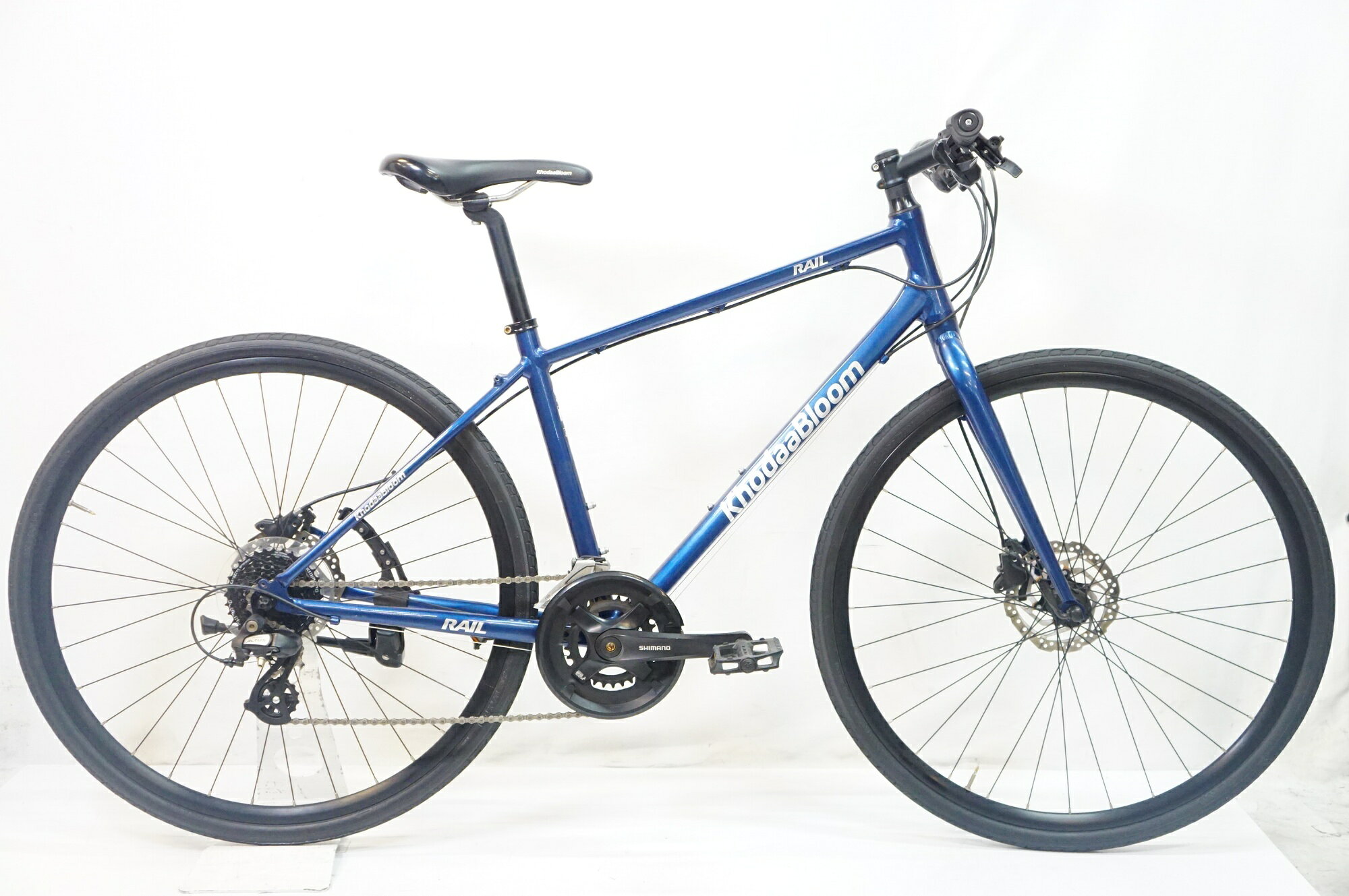 ■商品情報 サイズ: 440 シートチューブ(C-T): 440mm トップチューブ(C-C): 550mm(水平換算) 適応身長: 約165-180cm(目安) 重量: 約11.5kg フレーム/フォーク: アルミ 変速: SHIMANO ALTUS / TOURNEY 2x8段 (純正構成と思われます) ブレーキ: SHIMANO MT200 油圧ディスク ホイール: 純正 タイヤ: 700x32C 付属品: ペダル、スタンド ■状態 傷や摩耗感は少なく動作良好ですが、部品にやや日焼け・金属部の錆がございます。 配送でのお受け取りの場合、前輪とシートに加え、ペダルやハンドル周りを外しての梱包となる場合がございます。 ■注意事項【在庫について】 在庫管理は細心の注意を払い行なっておりますが、システムの都合により在庫有と表記の商品につきましても、実在庫の反映との時間差により在庫が無い場合がございます。弊社はそれに伴う全てにおいて一切の責任は負いかねます事、何卒ご了承くださいませ。ご注文頂きました商品のご用意が出来かねました場合は、お電話とメールにてキャンセルご承諾お願いのご連絡をさせて頂きます。【掲載画像について】撮影方法やお客様の閲覧環境により、実際の商品とは違った色の見え方となる場合がございます。上記理由による返品、変更、キャンセルは一切お受け致しかねますまたシステム等の不備により、商品ページに別商品が含まれている、別カラー・仕様が掲載されている、商品情報に誤表記がある場合がございますご不明点がございましたら必ずご注文前にお問い合わせくださいませ。