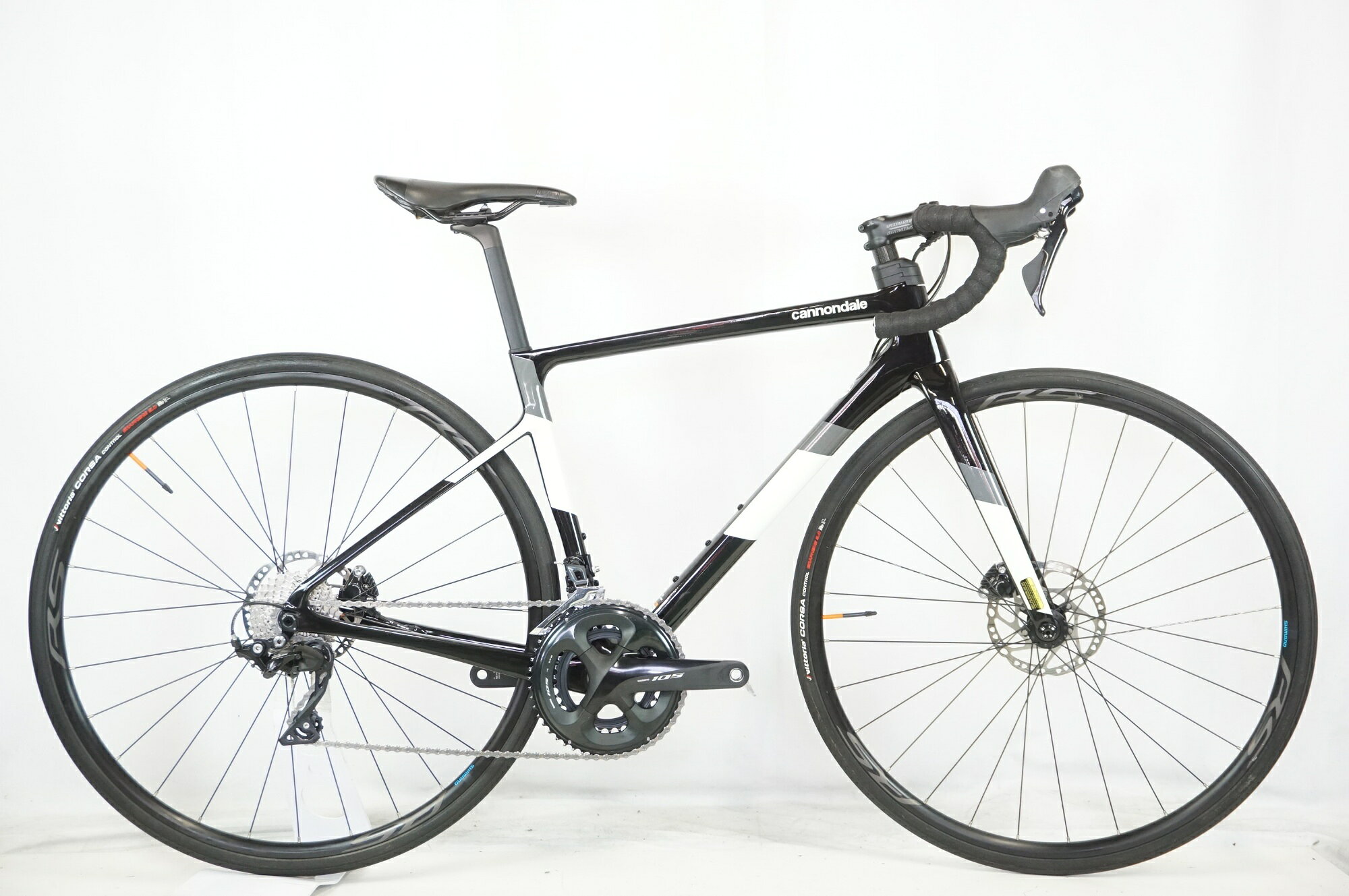 ■商品情報 メーカーサイズ:48 シートチューブ(C-T): 438mm トップチューブ(C-C):520mm(ホリゾンタル換算) 適応身長:160-170cm(目安) 重量:約8.3kg フレーム材質:カーボン フロントフォーク:カーボン レバー:SHIMANO 105 R7020 フロントディレイラー:SHIMANO ULTEGRA R8000 リアディレイラー:SHIMANO 105 R7000 ブレーキ:SHIMANO 105 R7070 クランク:SHIMANO 105 R7000 50-34T 165mm スプロケット:SHIMANO 105 R7000 11-30T シートポスト:純正 専用 ハンドル:純正 400mm ステム:SPECIALIZED 70mm サドル:PROLOGO ホイール:SHIMANO WH-RS171 タイヤ:700x28C 変速段数:2x11 付属品:なし(ペダル付属なし) ■状態 ・整備済みの車体でございます。 ・使用に伴う傷等はございますが、各部動作良好な状態です。 ・バーテープを新品に交換済みです。 ※掲載画像以外にもキズや汚れはございますが、写真の掲載可能枚数の都合上、目立つ箇所を優先的に抜粋しております。■配送方法 ※アートセッティングデリバリー家財おまかせ便での配送となります。 ■注意事項【在庫について】 在庫管理は細心の注意を払い行なっておりますが、システムの都合により在庫有と表記の商品につきましても、実在庫の反映との時間差により在庫が無い場合がございます。弊社はそれに伴う全てにおいて一切の責任は負いかねます事、何卒ご了承くださいませ。ご注文頂きました商品のご用意が出来かねました場合は、お電話とメールにてキャンセルご承諾お願いのご連絡をさせて頂きます。【掲載画像について】撮影方法やお客様の閲覧環境により、実際の商品とは違った色の見え方となる場合がございます。上記理由による返品、変更、キャンセルは一切お受け致しかねますまたシステム等の不備により、商品ページに別商品が含まれている、別カラー・仕様が掲載されている、商品情報に誤表記がある場合がございますご不明点がございましたら必ずご注文前にお問い合わせくださいませ。