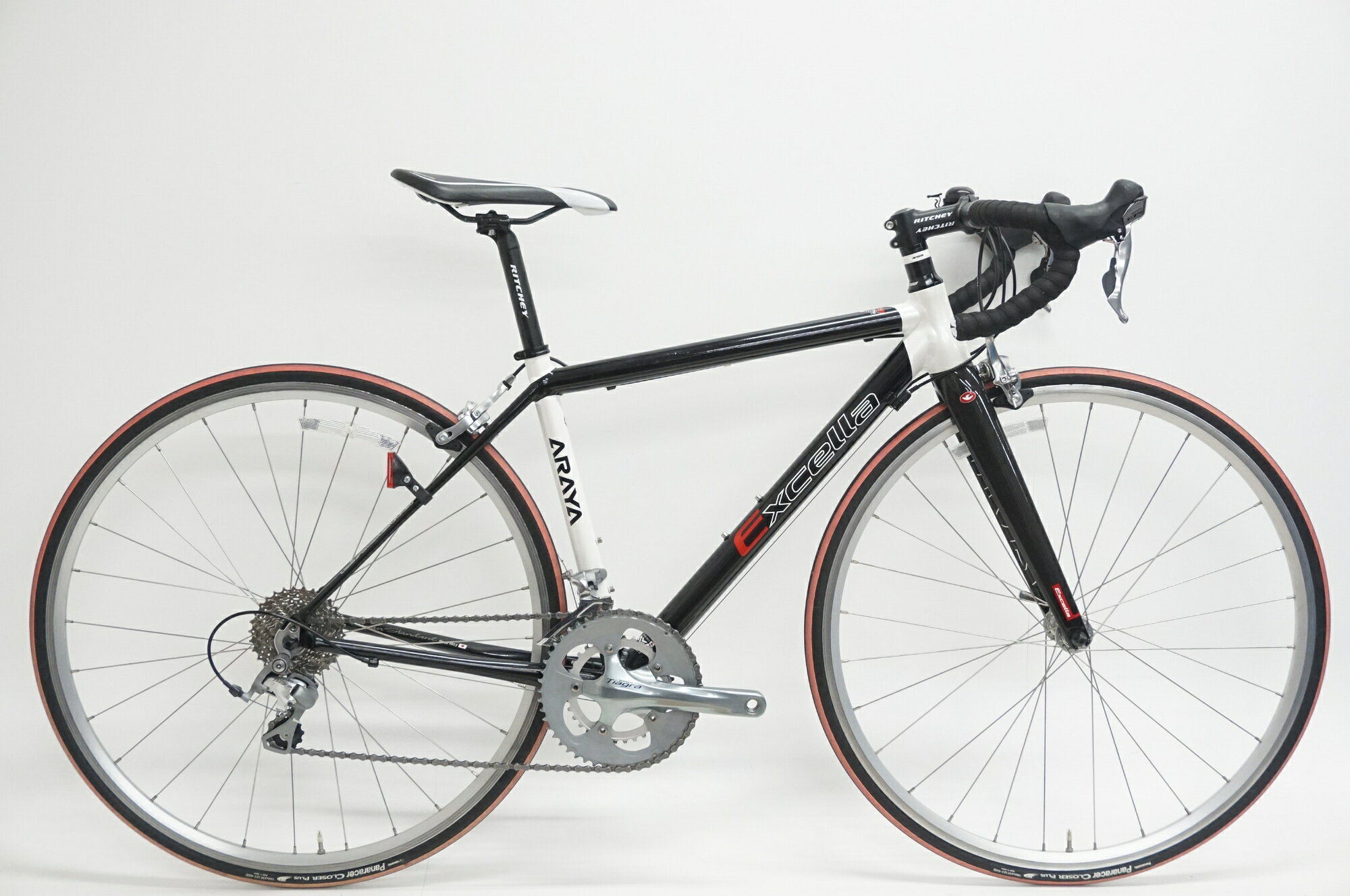 ■商品情報メーカーサイズ:44シートチューブ(C-T): 440mmトップチューブ(C-C):510mm(ホリゾンタル換算)適応身長:155-165cm(目安)重量:約9.1kgフレーム材質:アルミフロントフォーク:カーボンレバー:SHIMANO 105 5700フロントディレイラー:SHIMANO TIAGRA 4600リアディレイラー:SHIMANO TIAGRA 4601ブレーキ:SHIMANO TIAGRA 4600クランク:SHIMANO TIAGRA 4600 50-34T 165mmスプロケット:SHIMANO TIAGRA 4600 12-30Tシートポスト:RITCHEY 27.2mmハンドル:RITCHEY 400mmステム:RITCHEY 80mmサドル:SELLE ROYALホイール:ハブ：SHIMANO TIAGRA HB-4600タイヤ:700x23C変速段数:2x10付属品:なし(ペダル付属なし)■状態使用に伴う傷やヨゴレ、部分的なサビはありますが各部動作は正常ですタイヤにやや劣化とひび割れありバーテープを新品に交換しています ■注意事項【在庫について】 在庫管理は細心の注意を払い行なっておりますが、システムの都合により在庫有と表記の商品につきましても、実在庫の反映との時間差により在庫が無い場合がございます。弊社はそれに伴う全てにおいて一切の責任は負いかねます事、何卒ご了承くださいませ。ご注文頂きました商品のご用意が出来かねました場合は、お電話とメールにてキャンセルご承諾お願いのご連絡をさせて頂きます。【掲載画像について】撮影方法やお客様の閲覧環境により、実際の商品とは違った色の見え方となる場合がございます。上記理由による返品、変更、キャンセルは一切お受け致しかねますまたシステム等の不備により、商品ページに別商品が含まれている、別カラー・仕様が掲載されている、商品情報に誤表記がある場合がございますご不明点がございましたら必ずご注文前にお問い合わせくださいませ。