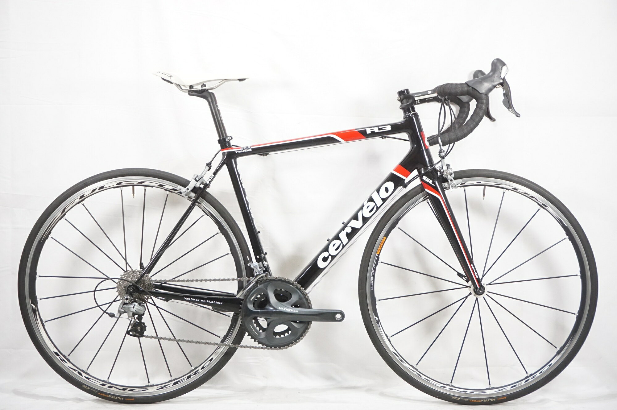 ■商品情報メーカーサイズ:54シートチューブ(C-T):515mmトップチューブ(C-C):540mm(ホリゾンタル換算)適応身長:170-180cm(目安)重量:約7.6kgフレーム材質:カーボンフロントフォーク:カーボンレバー:SHIMANO ULTEGRA 6700フロントディレイラー:SHIMANO ULTEGRA 6700リアディレイラー:SHIMANO ULTEGRA 6700ブレーキ:SHIMANO ULTEGRA 6700クランク:SHIMANO ULTEGRA 6750 50-34T 175mmスプロケット:SHIMANO 12-27Tシートポスト:3T 27.2mmハンドル:3T 400mmステム:3T 100mmサドル:FIZIKホイール:FULCRUMタイヤ:700x25C変速段数:2x10付属品:なし(ペダル付属なし)■状態使用に伴うキズやヨゴレがございます。シートクランプのボルトが純正品ではありません。また、純正品より長い物が使用されております。前後共にハブにゴリ感がございます。サドルに破れがございます。■注意事項【在庫について】 在庫管理は細心の注意を払い行なっておりますが、システムの都合により在庫有と表記の商品につきましても、実在庫の反映との時間差により在庫が無い場合がございます。弊社はそれに伴う全てにおいて一切の責任は負いかねます事、何卒ご了承くださいませ。ご注文頂きました商品のご用意が出来かねました場合は、お電話とメールにてキャンセルご承諾お願いのご連絡をさせて頂きます。【掲載画像について】撮影方法やお客様の閲覧環境により、実際の商品とは違った色の見え方となる場合がございます。上記理由による返品、変更、キャンセルは一切お受け致しかねますまたシステム等の不備により、商品ページに別商品が含まれている、別カラー・仕様が掲載されている、商品情報に誤表記がある場合がございますご不明点がございましたら必ずご注文前にお問い合わせくださいませ。