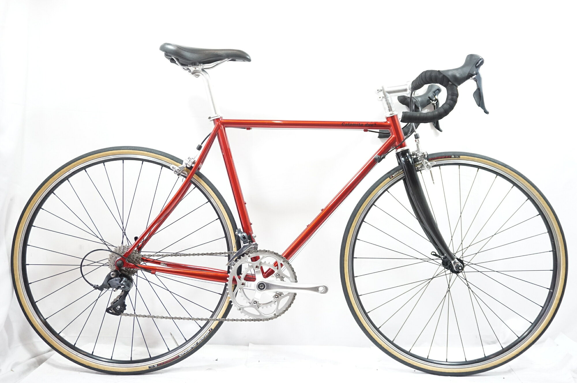 ■商品情報 メーカーサイズ:52 シートチューブ(C-T): 520mm トップチューブ(C-C):530mm(ホリゾンタル換算) 適応身長:165-175cm(目安) 重量:約9.8kg フレーム材質:クロモリ フロントフォーク:カーボン メインコンポ:SHIMANO SORA R3000 フロントディレイラー:SHIMANO SORA R3000 リアディレイラー:SHIMANO SORA R3000 ブレーキ:メーカー不明 クランク:純正クランク 50-34T 170mm スプロケット:CS-HG400 11-25T シートポスト:純正クランク 27.2mm ハンドル:純正クランク 400mm ステム:純正クランク 90mm サドル:純正クランク ホイール:純正 タイヤ:700x28C 変速段数:2x9 付属品:なし(ペダル付属なし) ■状態 ・使用に伴うキズやヨゴレがございます。 ・シートポスト内部にサビがございます。 ・消耗品に使用感がございます。 ■注意事項【在庫について】 在庫管理は細心の注意を払い行なっておりますが、システムの都合により在庫有と表記の商品につきましても、実在庫の反映との時間差により在庫が無い場合がございます。弊社はそれに伴う全てにおいて一切の責任は負いかねます事、何卒ご了承くださいませ。ご注文頂きました商品のご用意が出来かねました場合は、お電話とメールにてキャンセルご承諾お願いのご連絡をさせて頂きます。【掲載画像について】撮影方法やお客様の閲覧環境により、実際の商品とは違った色の見え方となる場合がございます。上記理由による返品、変更、キャンセルは一切お受け致しかねますまたシステム等の不備により、商品ページに別商品が含まれている、別カラー・仕様が掲載されている、商品情報に誤表記がある場合がございますご不明点がございましたら必ずご注文前にお問い合わせくださいませ。