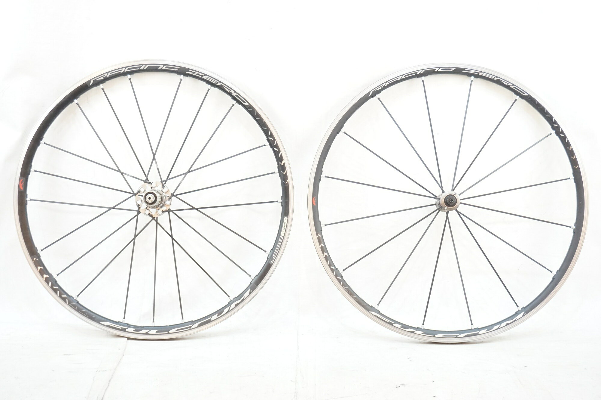 ■商品情報 サイズ：700C リム幅：17mm リムタイプ：クリンチャー フリータイプ：SHIMANO / SRAM 11S 重量 F：約700g (タイヤなし) 重量 R：約850g (タイヤなし) エンド幅 F：100mm エンド幅 R：130mm ブレーキタイプ：リムブレーキ その他付属品：なし ■状態 使用に伴うキズ、ヨゴレ等がございます。 0.5ミリ程度の振れがございます。 ブレーキ面に摩耗がございます。 デカールにダメージがございます。 前後ハブに僅かな回転抵抗がございます。 ■注意事項【在庫について】 在庫管理は細心の注意を払い行なっておりますが、システムの都合により在庫有と表記の商品につきましても、実在庫の反映との時間差により在庫が無い場合がございます。弊社はそれに伴う全てにおいて一切の責任は負いかねます事、何卒ご了承くださいませ。ご注文頂きました商品のご用意が出来かねました場合は、お電話とメールにてキャンセルご承諾お願いのご連絡をさせて頂きます。【掲載画像について】撮影方法やお客様の閲覧環境により、実際の商品とは違った色の見え方となる場合がございます。上記理由による返品、変更、キャンセルは一切お受け致しかねますまたシステム等の不備により、商品ページに別商品が含まれている、別カラー・仕様が掲載されている、商品情報に誤表記がある場合がございますご不明点がございましたら必ずご注文前にお問い合わせくださいませ。