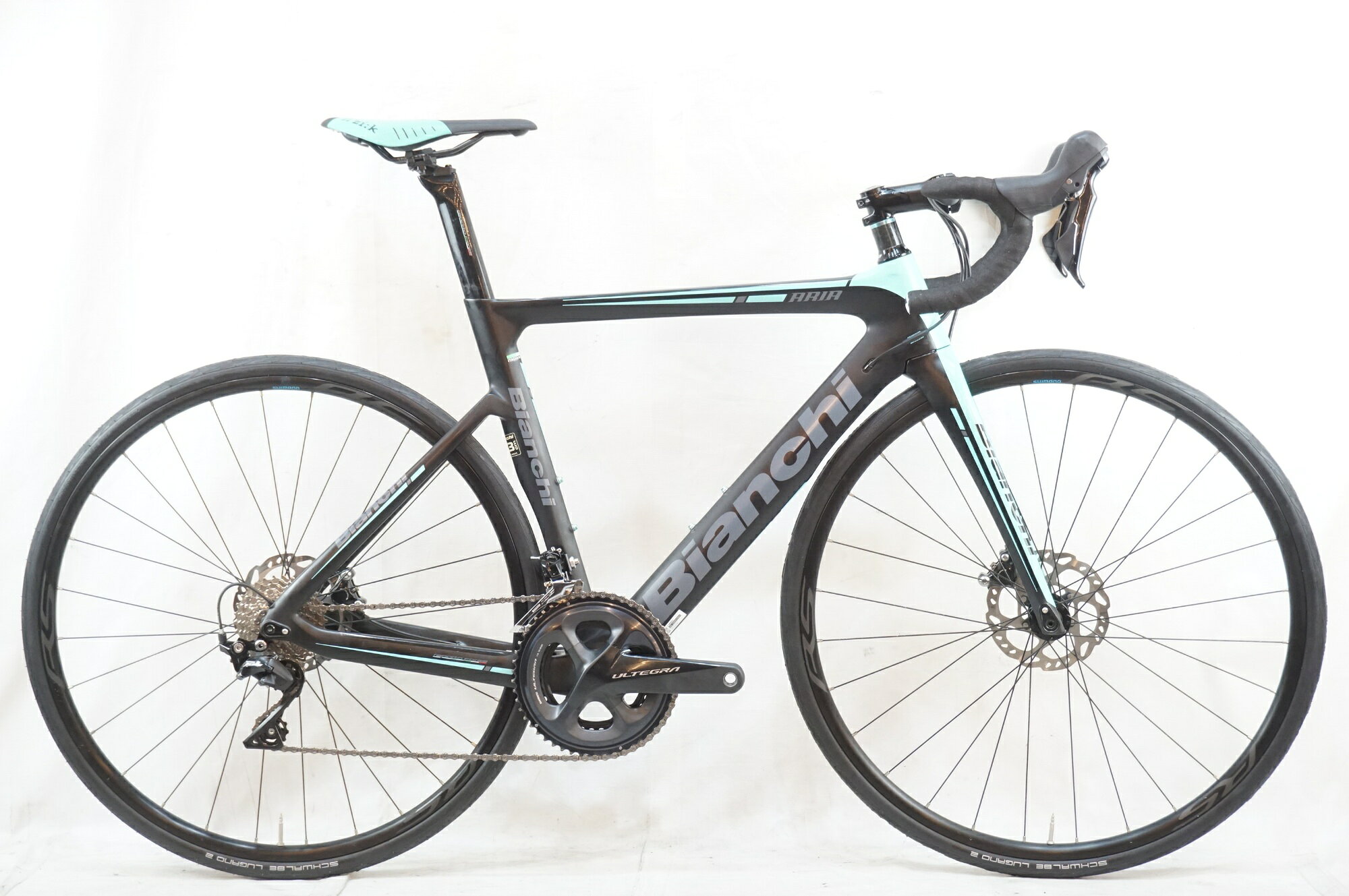 ■商品情報 メーカーサイズ:53 シートチューブ(C-T):500mm トップチューブ(C-C):535mm(ホリゾンタル換算) 適応身長:165-175cm(目安) 重量:約9.03kg フレーム材質:カーボン フロントフォーク:カーボン メインコンポ:SHIMANO 105 R7000 クランク:SHIMANO ULTEGRA R8000 52-36T 172.5mm スプロケット:11-30T シートポスト:専用 ハンドル:SHIMANO PRO VIBE 400mm ステム:SHIMANO PRO VIBE 90mm ホイール:SHIMANO WH-RS171 タイヤ:700x28C 変速段数:2x11 付属品:なし(ペダル付属なし) ■状態 使用に伴うキズやヨゴレがございます。 全体的に少々色褪せがございます。 スポーク全体に塗装禿がございます。 ダウンチューブ裏側にガリ傷がございます。 ■注意事項【在庫について】 在庫管理は細心の注意を払い行なっておりますが、システムの都合により在庫有と表記の商品につきましても、実在庫の反映との時間差により在庫が無い場合がございます。弊社はそれに伴う全てにおいて一切の責任は負いかねます事、何卒ご了承くださいませ。ご注文頂きました商品のご用意が出来かねました場合は、お電話とメールにてキャンセルご承諾お願いのご連絡をさせて頂きます。【掲載画像について】撮影方法やお客様の閲覧環境により、実際の商品とは違った色の見え方となる場合がございます。上記理由による返品、変更、キャンセルは一切お受け致しかねますまたシステム等の不備により、商品ページに別商品が含まれている、別カラー・仕様が掲載されている、商品情報に誤表記がある場合がございますご不明点がございましたら必ずご注文前にお問い合わせくださいませ。