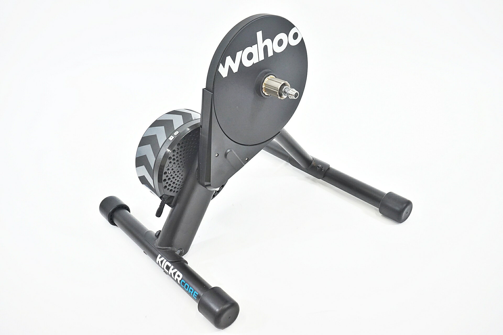 ■商品情報品番：WF123フリーボディ：SHIMANO 11sWAHOOアプリにて接続と動作確認済み135mmクイックリリース用アダプター欠品技適マークあり外箱は付属いたしません■状態使用に伴う傷や汚れがございますが、中古品としては比較的良好な状態です。■付属品説明書ACアダプター各種電源ケーブルスルーアクスルアダプター※画像に掲載している物で全てでございます。※掲載画像以外にもキズや汚れはございますが、写真の掲載可能枚数の都合上、目立つ箇所を優先的に抜粋しております。 ■注意事項【在庫について】 在庫管理は細心の注意を払い行なっておりますが、システムの都合により在庫有と表記の商品につきましても、実在庫の反映との時間差により在庫が無い場合がございます。弊社はそれに伴う全てにおいて一切の責任は負いかねます事、何卒ご了承くださいませ。ご注文頂きました商品のご用意が出来かねました場合は、お電話とメールにてキャンセルご承諾お願いのご連絡をさせて頂きます。【掲載画像について】撮影方法やお客様の閲覧環境により、実際の商品とは違った色の見え方となる場合がございます。上記理由による返品、変更、キャンセルは一切お受け致しかねますまたシステム等の不備により、商品ページに別商品が含まれている、別カラー・仕様が掲載されている、商品情報に誤表記がある場合がございますご不明点がございましたら必ずご注文前にお問い合わせくださいませ。