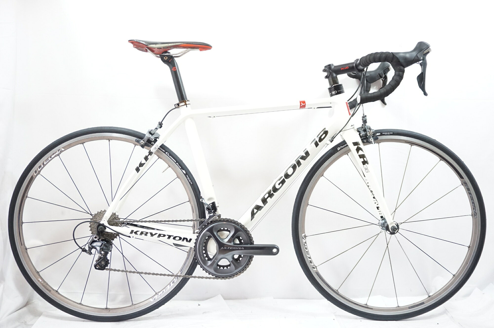 ■商品情報 メーカーサイズ:S シートチューブ(C-T): 525mm トップチューブ(C-C):540mm(ホリゾンタル換算) 適応身長:173-180cm(目安) 重量:約7.9kg フレーム材質:カーボン フロントフォーク:カーボン メインコンポ:SHIMANO ULTEGRA 6800 クランク:50-34T 170mm スプロケット:11-28T シートポスト:31.6mm ハンドル:390mm ステム:100mm ホイール:SHIMANO WH-6800 タイヤ:700x25C 変速段数:2x11 付属品:なし(ペダル付属なし) ■状態 使用に伴うキズやヨゴレ、使用感がございますが、動作に支障はございません。 スプロケットに汚れ、サビがございます。 インナーケーブルのポリマーコートに一部剥がれがございます。 ■注意事項【在庫について】 在庫管理は細心の注意を払い行なっておりますが、システムの都合により在庫有と表記の商品につきましても、実在庫の反映との時間差により在庫が無い場合がございます。弊社はそれに伴う全てにおいて一切の責任は負いかねます事、何卒ご了承くださいませ。ご注文頂きました商品のご用意が出来かねました場合は、お電話とメールにてキャンセルご承諾お願いのご連絡をさせて頂きます。【掲載画像について】撮影方法やお客様の閲覧環境により、実際の商品とは違った色の見え方となる場合がございます。上記理由による返品、変更、キャンセルは一切お受け致しかねますまたシステム等の不備により、商品ページに別商品が含まれている、別カラー・仕様が掲載されている、商品情報に誤表記がある場合がございますご不明点がございましたら必ずご注文前にお問い合わせくださいませ。