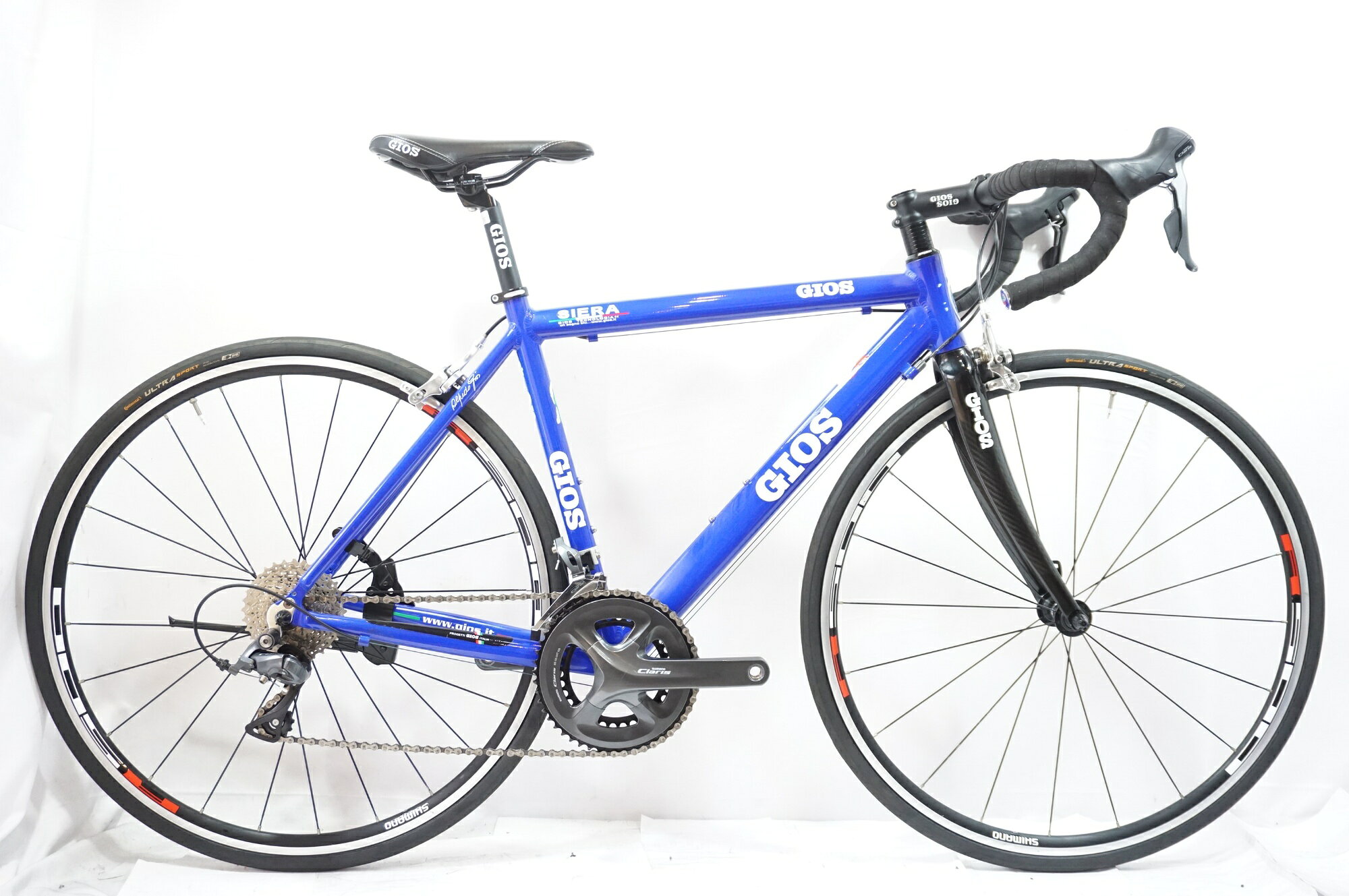 ■商品情報 メーカーサイズ:490 シートチューブ(C-T): 490mm トップチューブ(C-C):530mm(ホリゾンタル換算) 適応身長:165-175cm(目安) 重量:約9.6kg フレーム材質:アルミ フロントフォーク:カーボン メインコンポ:SHIMANO CLARIS R2000 フロントディレイラー:SHIMANO CLARIS R2000 リアディレイラー:SHIMANO CLARIS R2000 ブレーキ:TEKTRO クランク:SHIMANO CLARIS R2000 50-34T 170mm スプロケット:SHIMANO 11-32T シートポスト:純正 ハンドル:純正 ステム:純正 サドル:純正 ホイール:SHIMANO WH-R501 タイヤ:700x25C 変速段数:2x8 付属品:なし(ペダル付属なし) ■状態 ・使用に伴うキズやヨゴレがございます。 ・ボルト類にサビがございます。 ■注意事項【在庫について】 在庫管理は細心の注意を払い行なっておりますが、システムの都合により在庫有と表記の商品につきましても、実在庫の反映との時間差により在庫が無い場合がございます。弊社はそれに伴う全てにおいて一切の責任は負いかねます事、何卒ご了承くださいませ。ご注文頂きました商品のご用意が出来かねました場合は、お電話とメールにてキャンセルご承諾お願いのご連絡をさせて頂きます。【掲載画像について】撮影方法やお客様の閲覧環境により、実際の商品とは違った色の見え方となる場合がございます。上記理由による返品、変更、キャンセルは一切お受け致しかねますまたシステム等の不備により、商品ページに別商品が含まれている、別カラー・仕様が掲載されている、商品情報に誤表記がある場合がございますご不明点がございましたら必ずご注文前にお問い合わせくださいませ。