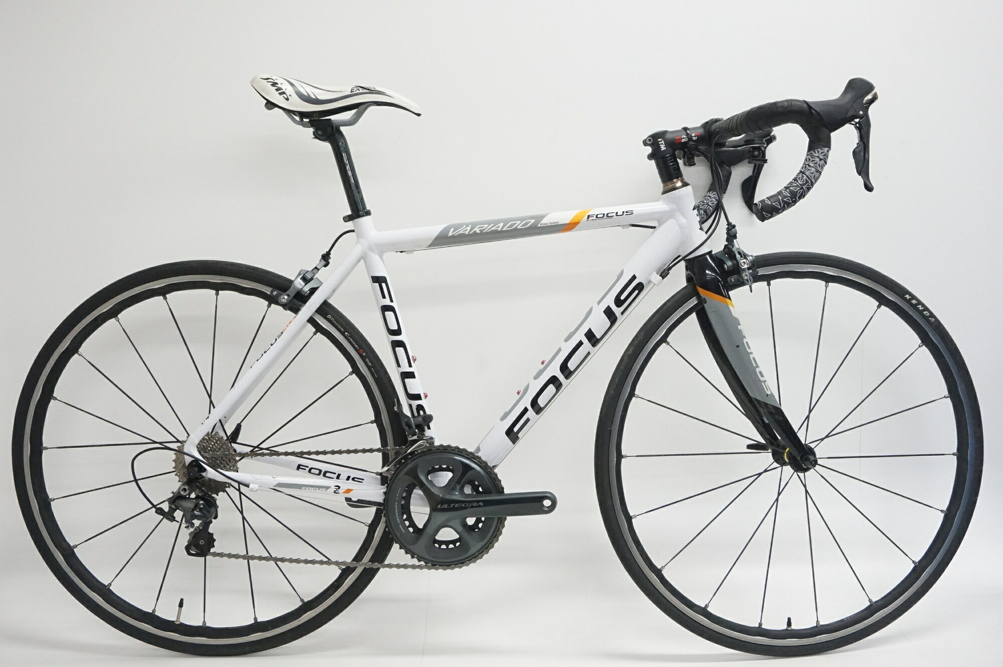 ■商品情報 メーカーサイズ:XS シートチューブ(C-T): 510mm トップチューブ(C-C):520mm(ホリゾンタル換算) 適応身長:155-165cm(目安) 重量:約8.7kg フレーム材質:アルミ フロントフォーク:アルミ＋カーボン レバー:SHIMANO ULTEGRA 6800 フロントディレイラー:SHIMANO ULTEGRA 6800 リアディレイラー:SHIMANO ULTEGRA 6800 ブレーキ:SHIMANO ULTEGRA 6800 クランク:SHIMANO ULTEGRA 6800 50-34T 170mm スプロケット:SHIMANO 105 R7000 11-28T シートポスト:メーカー不明 27.2mm ハンドル:ITM 390mm ステム:ITM 90mm サドル:SELLE SMP EXTRA サドル ホイール:MAVIC KSYRIUM ELITE タイヤ:700x26C 変速段数:2x11 付属品:なし(ペダル付属なし) ■状態 全体的にキズやヨゴレ、使用感がございます。 フロントフォークに大きなカーボン剥がれのような傷があり、現状クラックかどうかの判断ができません。 試乗段階ではフレームからの異音等はございません。 前後ホイールにややガタツキがあり、バーテープにやや劣化がございます。 ホイールのステッカーが剝がれています。 ■注意事項【在庫について】 在庫管理は細心の注意を払い行なっておりますが、システムの都合により在庫有と表記の商品につきましても、実在庫の反映との時間差により在庫が無い場合がございます。弊社はそれに伴う全てにおいて一切の責任は負いかねます事、何卒ご了承くださいませ。ご注文頂きました商品のご用意が出来かねました場合は、お電話とメールにてキャンセルご承諾お願いのご連絡をさせて頂きます。【掲載画像について】撮影方法やお客様の閲覧環境により、実際の商品とは違った色の見え方となる場合がございます。上記理由による返品、変更、キャンセルは一切お受け致しかねますまたシステム等の不備により、商品ページに別商品が含まれている、別カラー・仕様が掲載されている、商品情報に誤表記がある場合がございますご不明点がございましたら必ずご注文前にお問い合わせくださいませ。