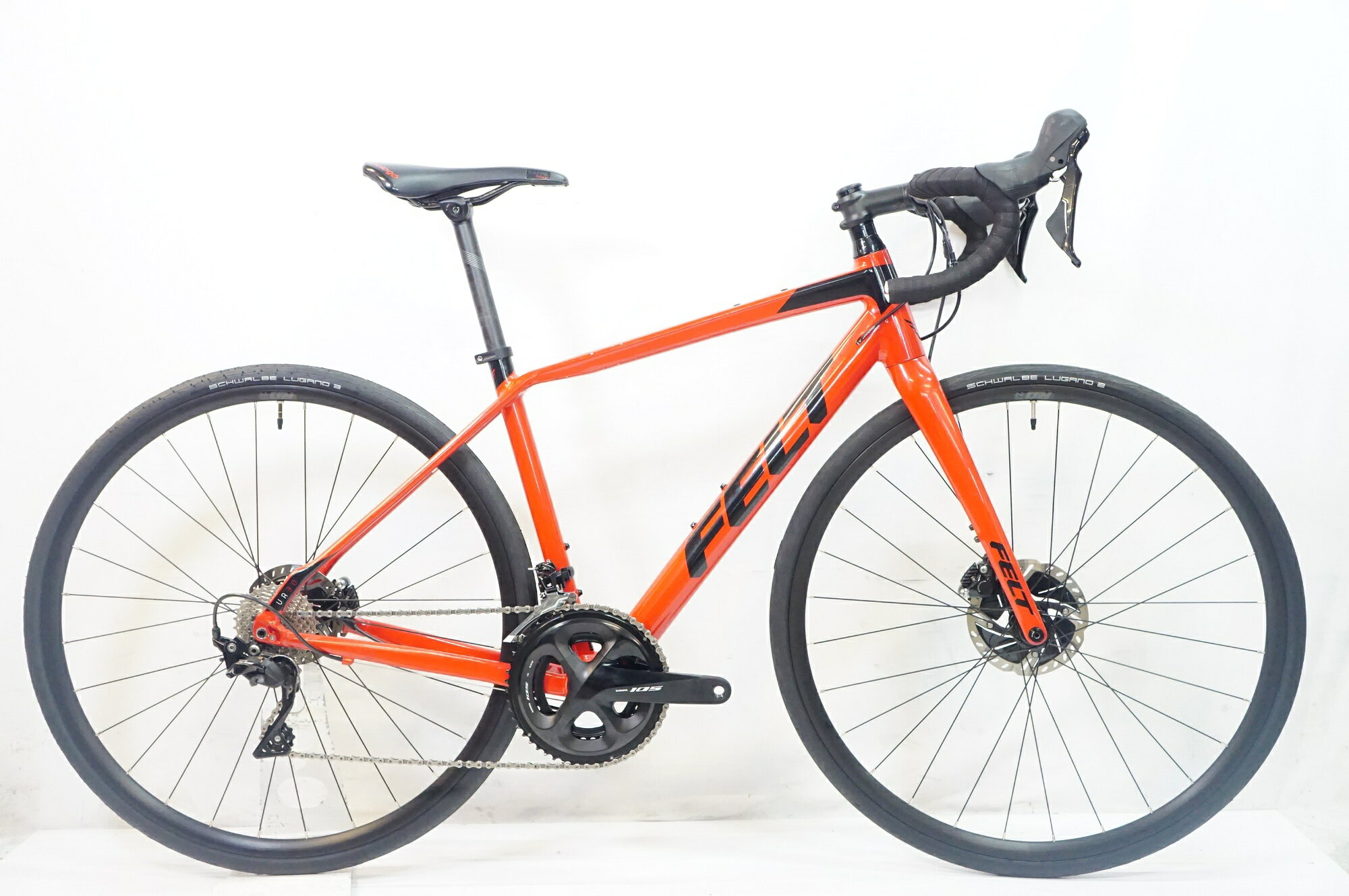 ■商品情報 サイズ: 51 シートチューブ(C-T): 450mm トップチューブ(C-C): 525mm(水平換算) 適応身長: 約160-175cm(目安) 重量: 約9.5kg フレーム: アルミ フォーク: カーボン メインコンポ: SHIMANO 105 R7000系 油圧ディスク (R7020/R7070) (レバー、FD、RD、ブレーキ、クランク(52-36T 170mm)) スプロケット: SHIMANO モデル不明 11-28T ハンドル/ステム: 純正 DEVOX サドル: PROLOGO KAPPA SPACE ホイール: MADDUX RD 2.1 タイヤ: 700x28c 変速段数: 2x11 付属品: なし(ペダル付属なし) ■状態 傷や汚れ等、全体的にある程度使用感が見受けられる車体です。走行に問題はございません。 トップチューブ側面と下側に傷やタッチアップが多めです。 前後タイヤとブレーキパッド、バーテープを新品に交換済みです。 ■注意事項【在庫について】 在庫管理は細心の注意を払い行なっておりますが、システムの都合により在庫有と表記の商品につきましても、実在庫の反映との時間差により在庫が無い場合がございます。弊社はそれに伴う全てにおいて一切の責任は負いかねます事、何卒ご了承くださいませ。ご注文頂きました商品のご用意が出来かねました場合は、お電話とメールにてキャンセルご承諾お願いのご連絡をさせて頂きます。【掲載画像について】撮影方法やお客様の閲覧環境により、実際の商品とは違った色の見え方となる場合がございます。上記理由による返品、変更、キャンセルは一切お受け致しかねますまたシステム等の不備により、商品ページに別商品が含まれている、別カラー・仕様が掲載されている、商品情報に誤表記がある場合がございますご不明点がございましたら必ずご注文前にお問い合わせくださいませ。