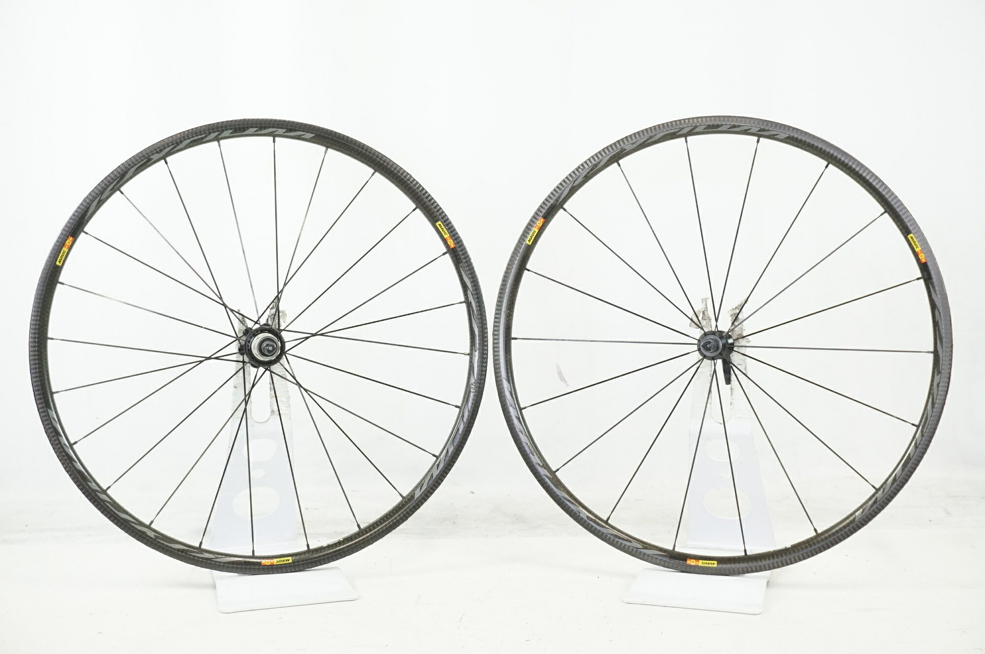 ■商品情報 サイズ：700C リム外幅：約23mm リムタイプ：TU ブレーキタイプ：リムブレーキ フリータイプ：SHIMANO 11s (ROAD 12s) 重量 F：約580g (画像の状態の実測値) 重量 R：約770g (画像の状態の実測値) エンド幅 F：100mm エンド幅 R：130mm その他付属品：前後クイックレバー (画像に掲載しているものが全てになります。) ■状態 ・使用に伴う傷、汚れ等がございます。 ・スポークやリムに細かい傷がございます。 ・0.5-1.0mm程度の若干の振れがございます。 ・ハブの回転に目立つゴリ感やガタつきはございません。 ・フリーの回転が重い状態です(固着の可能性あり)。 ・リムにセメント跡がございます。 ※掲載画像以外にもキズや汚れはございますが、写真の掲載可能枚数の都合上、目立つ箇所を優先的に抜粋しております。 ■注意事項【在庫について】 在庫管理は細心の注意を払い行なっておりますが、システムの都合により在庫有と表記の商品につきましても、実在庫の反映との時間差により在庫が無い場合がございます。弊社はそれに伴う全てにおいて一切の責任は負いかねます事、何卒ご了承くださいませ。ご注文頂きました商品のご用意が出来かねました場合は、お電話とメールにてキャンセルご承諾お願いのご連絡をさせて頂きます。【掲載画像について】撮影方法やお客様の閲覧環境により、実際の商品とは違った色の見え方となる場合がございます。上記理由による返品、変更、キャンセルは一切お受け致しかねますまたシステム等の不備により、商品ページに別商品が含まれている、別カラー・仕様が掲載されている、商品情報に誤表記がある場合がございますご不明点がございましたら必ずご注文前にお問い合わせくださいませ。