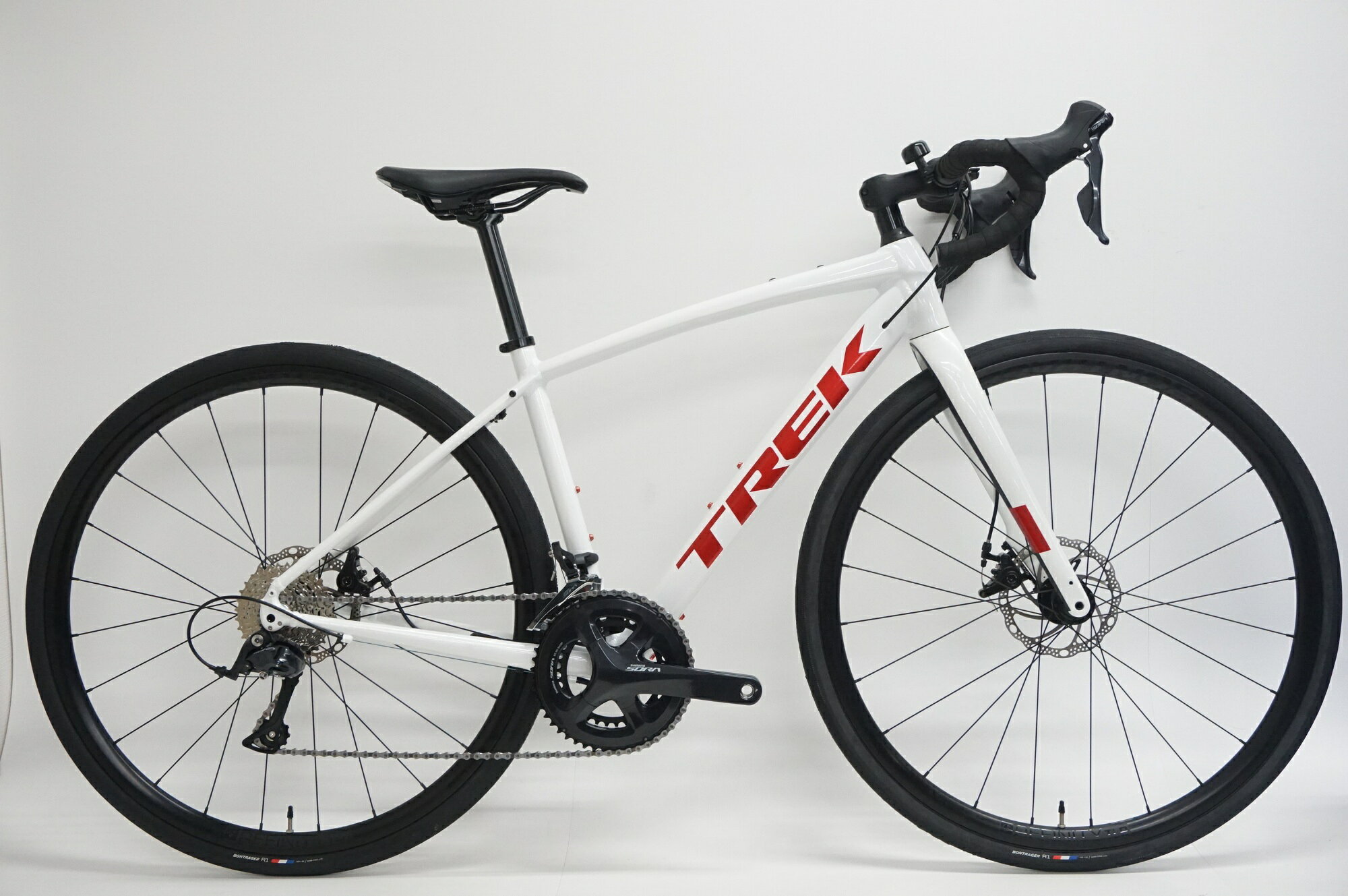 ■商品情報 メーカーサイズ:49 シートチューブ(C-T): 440mm トップチューブ(C-C):520mm(ホリゾンタル換算) 適応身長:155-165cm(目安) 重量:約10.6kg フレーム材質:アルミ フロントフォーク:アルミ+カーボン レバー:SHIMANO SORA R3000 フロントディレイラー:SHIMANO SORA R3000 リアディレイラー:SHIMANO SORA R3000 ブレーキ:TEKTRO クランク:SHIMANO SORA R3000 50-34T 170mm スプロケット:SHIMANO 11-32T シートポスト:純正 27.2mm ハンドル:純正 380mm ステム:純正 80mm サドル:BONTRAGER VERSE COMP ホイール:BONTRAGER AFFINITY TLR タイヤ:700x32C 変速段数:2x9 付属品:なし(ペダル付属なし) ■状態 使用に伴うキズやヨゴレがございますが、比較的状態良好です。 フリーボディに若干のカタツキはございますが、使用に問題はございません。 ■注意事項【在庫について】 在庫管理は細心の注意を払い行なっておりますが、システムの都合により在庫有と表記の商品につきましても、実在庫の反映との時間差により在庫が無い場合がございます。弊社はそれに伴う全てにおいて一切の責任は負いかねます事、何卒ご了承くださいませ。ご注文頂きました商品のご用意が出来かねました場合は、お電話とメールにてキャンセルご承諾お願いのご連絡をさせて頂きます。【掲載画像について】撮影方法やお客様の閲覧環境により、実際の商品とは違った色の見え方となる場合がございます。上記理由による返品、変更、キャンセルは一切お受け致しかねますまたシステム等の不備により、商品ページに別商品が含まれている、別カラー・仕様が掲載されている、商品情報に誤表記がある場合がございますご不明点がございましたら必ずご注文前にお問い合わせくださいませ。