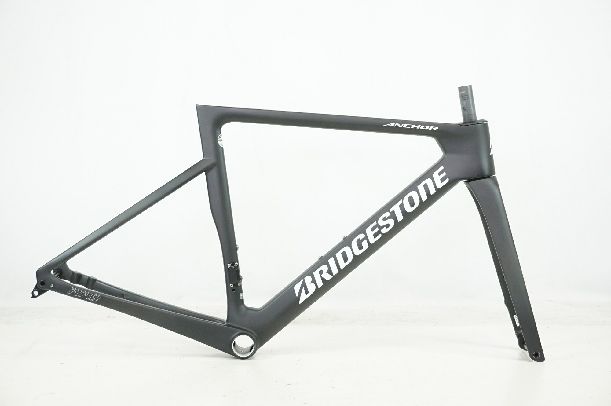 ■商品情報 サイズ：490 トップ長(C-C)：約532mm (水平換算)(カタログ値) シート長(C-T)：約486mm (カタログ値) ヘッド長：約108mm (カタログ値) 適応身長：約165-175cm (目安) 重量：約1540g フレーム：カーボン フォーク：カーボン ジャンル：ロードバイク コラム長：約70mm (+ヘッドカバー厚約9mm) エンド幅 F：12x100mm エンド幅 R：12x142mm 対応ブレーキ：ディスクブレーキ ホイールサイズ：700C BB規格：PF86 シートポスト径：専用 その他付属品：シートポスト、ステム、スペーサ類(画像17枚目) (掲載されている画像の物が全てになります) ■状態 ・使用感は非常に少なく良好な状態です。 ・保管時のスレや小さな汚れ等がある場合がございます。 ■注意事項【在庫について】 在庫管理は細心の注意を払い行なっておりますが、システムの都合により在庫有と表記の商品につきましても、実在庫の反映との時間差により在庫が無い場合がございます。弊社はそれに伴う全てにおいて一切の責任は負いかねます事、何卒ご了承くださいませ。ご注文頂きました商品のご用意が出来かねました場合は、お電話とメールにてキャンセルご承諾お願いのご連絡をさせて頂きます。【掲載画像について】撮影方法やお客様の閲覧環境により、実際の商品とは違った色の見え方となる場合がございます。上記理由による返品、変更、キャンセルは一切お受け致しかねますまたシステム等の不備により、商品ページに別商品が含まれている、別カラー・仕様が掲載されている、商品情報に誤表記がある場合がございますご不明点がございましたら必ずご注文前にお問い合わせくださいませ。