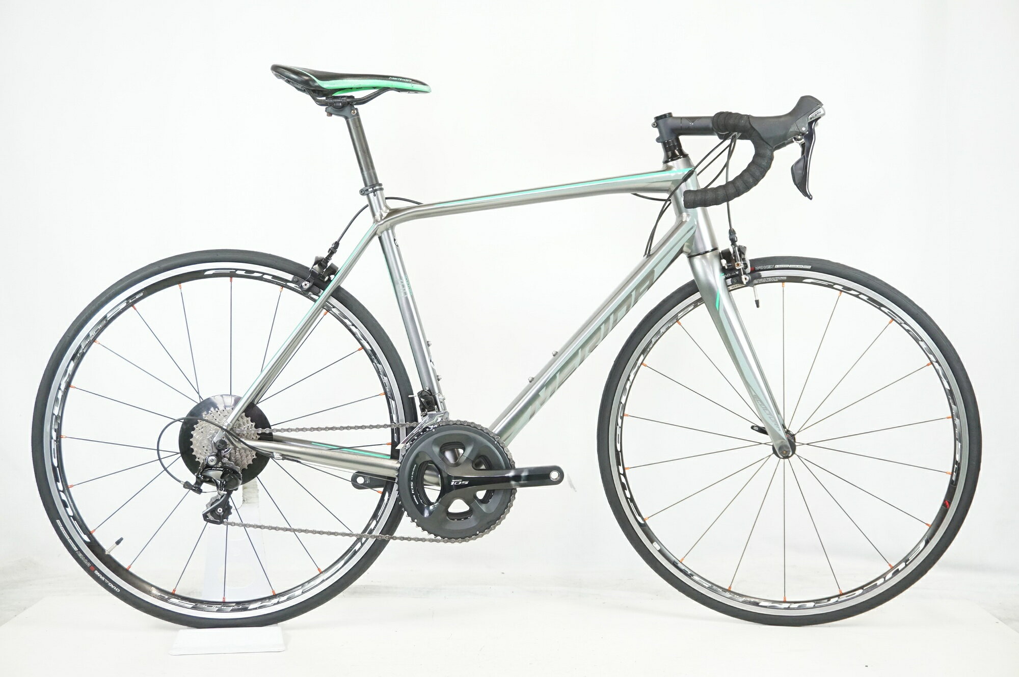 ■商品情報 メーカーサイズ:54 シートチューブ(C-T): 540mm トップチューブ(C-C):560mm(ホリゾンタル換算) 適応身長:175-185cm(目安) 重量:約8.8kg フレーム材質:アルミ フロントフォーク:カーボン レバー:SHIMANO 105 5800 フロントディレイラー:SHIMANO 105 5801 リアディレイラー:SHIMANO 105 5800 ブレーキ:SHIMANO 105 5800 クランク:SHIMANO 105 5800 52-36T 172.5mm スプロケット:SHIMANO 105 R7000 11-30T シートポスト:純正 27.2mm ハンドル:純正 420mm ステム:純正 100mm サドル:純正 ホイール:FULCRUM RACING5LG タイヤ:700x25C 変速段数:2x11 付属品:なし(ペダル付属なし) ■状態 ・整備済みの車体でございます。 ・使用に伴う傷等はございますが、各部動作良好な状態です。 ・ブレーキが左レバーがフロントの仕様になっております。 ・バーテープとタイヤを新品に交換済みです。 ※掲載画像以外にもキズや汚れはございますが、写真の掲載可能枚数の都合上、目立つ箇所を優先的に抜粋しております。 ■注意事項【在庫について】 在庫管理は細心の注意を払い行なっておりますが、システムの都合により在庫有と表記の商品につきましても、実在庫の反映との時間差により在庫が無い場合がございます。弊社はそれに伴う全てにおいて一切の責任は負いかねます事、何卒ご了承くださいませ。ご注文頂きました商品のご用意が出来かねました場合は、お電話とメールにてキャンセルご承諾お願いのご連絡をさせて頂きます。【掲載画像について】撮影方法やお客様の閲覧環境により、実際の商品とは違った色の見え方となる場合がございます。上記理由による返品、変更、キャンセルは一切お受け致しかねますまたシステム等の不備により、商品ページに別商品が含まれている、別カラー・仕様が掲載されている、商品情報に誤表記がある場合がございますご不明点がございましたら必ずご注文前にお問い合わせくださいませ。