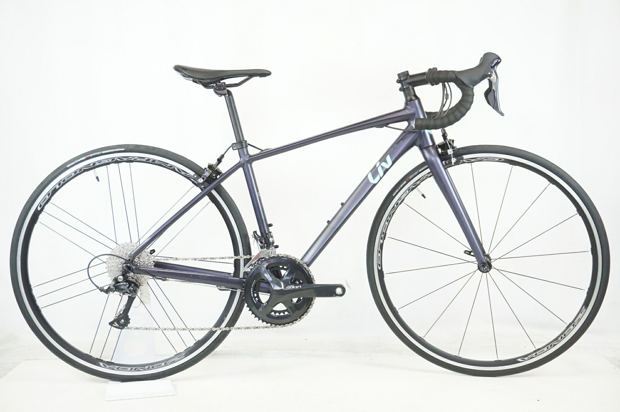 ■商品情報 メーカーサイズ:XS シートチューブ(C-T): 430mm トップチューブ(C-C):515mm(ホリゾンタル換算) 適応身長:155-170cm(目安) 重量:約8.5kg フレーム材質:アルミ フロントフォーク:カーボン レバー:SHIMANO SORA R3000 フロントディレイラー:SHIMANO SORA R3000 リアディレイラー:SHIMANO SORA R3000 ブレーキ:SHIMANO 105 R7000 クランク:SHIMANO SORA R3000 50-34T 165mm スプロケット:SHIMANO 11-34T シートポスト:純正 専用 ハンドル:BONTRAGER 380mm ステム:不明 80mm サドル:純正 ホイール:CAMPAGNOLO ZONDA タイヤ:700x25C 変速段数:2x9 付属品:なし(ペダル付属なし) ■状態 ・整備済みの車体でございます。 ・使用に伴う傷等はございますが、各部動作良好な状態です。 ・タイヤとバーテープを新品に交換済みです。 ・レバーやチェーンステーに目立つ傷がございます。 ※掲載画像以外にもキズや汚れはございますが、写真の掲載可能枚数の都合上、目立つ箇所を優先的に抜粋しております。 ■注意事項【在庫について】 在庫管理は細心の注意を払い行なっておりますが、システムの都合により在庫有と表記の商品につきましても、実在庫の反映との時間差により在庫が無い場合がございます。弊社はそれに伴う全てにおいて一切の責任は負いかねます事、何卒ご了承くださいませ。ご注文頂きました商品のご用意が出来かねました場合は、お電話とメールにてキャンセルご承諾お願いのご連絡をさせて頂きます。【掲載画像について】撮影方法やお客様の閲覧環境により、実際の商品とは違った色の見え方となる場合がございます。上記理由による返品、変更、キャンセルは一切お受け致しかねますまたシステム等の不備により、商品ページに別商品が含まれている、別カラー・仕様が掲載されている、商品情報に誤表記がある場合がございますご不明点がございましたら必ずご注文前にお問い合わせくださいませ。