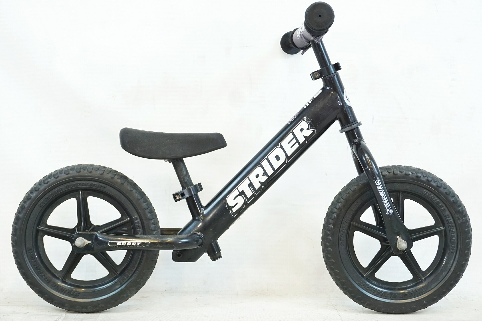 ■商品情報メーカーサイズ:12インチシートチューブ(C-T): 95mmトップチューブ(C-C):320mm(ホリゾンタル換算)適応身長:75-115cm(目安)重量:約2.55kgフレーム材質:スチールフロントフォーク:スチールシートポスト:純正ハンドル:純正ステム:純正サドル:純正ホイール:純正タイヤ:専用付属品:なし■状態使用に伴うキズやヨゴレがございます。車体番号が記載されておりますステッカーが破れております。一部パーツに錆や色褪せがございます。対象年齢:1歳半-3歳 ■注意事項【在庫について】 在庫管理は細心の注意を払い行なっておりますが、システムの都合により在庫有と表記の商品につきましても、実在庫の反映との時間差により在庫が無い場合がございます。弊社はそれに伴う全てにおいて一切の責任は負いかねます事、何卒ご了承くださいませ。ご注文頂きました商品のご用意が出来かねました場合は、お電話とメールにてキャンセルご承諾お願いのご連絡をさせて頂きます。【掲載画像について】撮影方法やお客様の閲覧環境により、実際の商品とは違った色の見え方となる場合がございます。上記理由による返品、変更、キャンセルは一切お受け致しかねますまたシステム等の不備により、商品ページに別商品が含まれている、別カラー・仕様が掲載されている、商品情報に誤表記がある場合がございますご不明点がございましたら必ずご注文前にお問い合わせくださいませ。