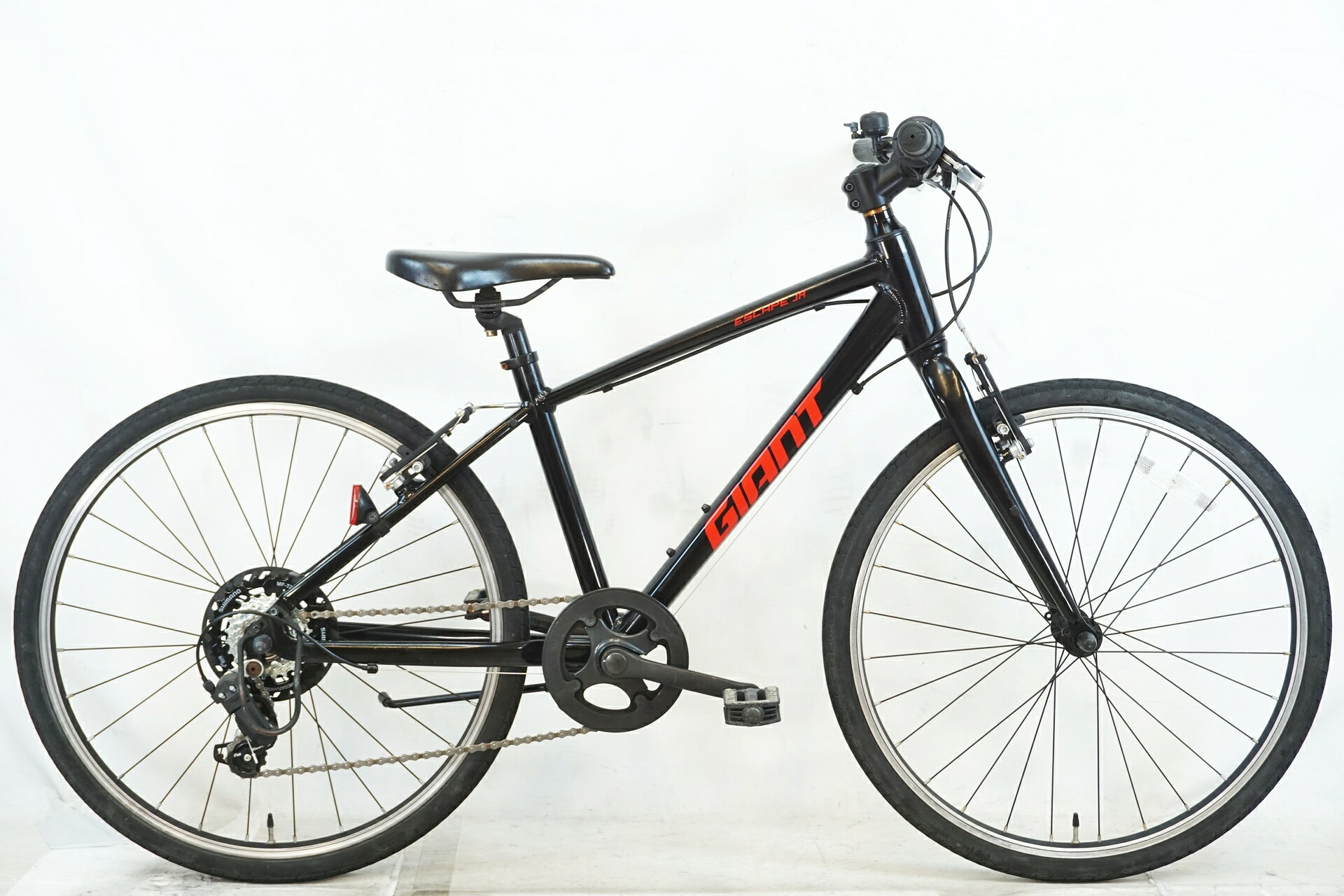 ■商品情報メーカーサイズ:350シートチューブ(C-T): 350mmトップチューブ(C-C):450mm(ホリゾンタル換算)適応身長:135-150cm(目安)重量:約11.31kgフレーム材質:アルミフロントフォーク:スチールレバー:SHIMANO SL-RV200-7Rフロントディレイラー:無しリアディレイラー:SHIMANO TOURNEYブレーキ:純正クランク:純正 36T 152mmスプロケット:SHIMANO MF-TZ510 14-34Tシートポスト:純正 27.2mmハンドル:純正 560mmステム:純正 60mmサドル:純正ホイール:純正タイヤ:24x1.25（507）変速段数:1x7付属品:ペダル■状態使用に伴うキズやヨゴレがございます。シフター、スプロケットは新品に交換しております。タイヤにやや劣化が見られますが、走行に支障はございません。ペダルにややがたつきがございます。ボルトなどの金属パーツ類に錆が出始めております。 ■注意事項【在庫について】 在庫管理は細心の注意を払い行なっておりますが、システムの都合により在庫有と表記の商品につきましても、実在庫の反映との時間差により在庫が無い場合がございます。弊社はそれに伴う全てにおいて一切の責任は負いかねます事、何卒ご了承くださいませ。ご注文頂きました商品のご用意が出来かねました場合は、お電話とメールにてキャンセルご承諾お願いのご連絡をさせて頂きます。【掲載画像について】撮影方法やお客様の閲覧環境により、実際の商品とは違った色の見え方となる場合がございます。上記理由による返品、変更、キャンセルは一切お受け致しかねますまたシステム等の不備により、商品ページに別商品が含まれている、別カラー・仕様が掲載されている、商品情報に誤表記がある場合がございますご不明点がございましたら必ずご注文前にお問い合わせくださいませ。