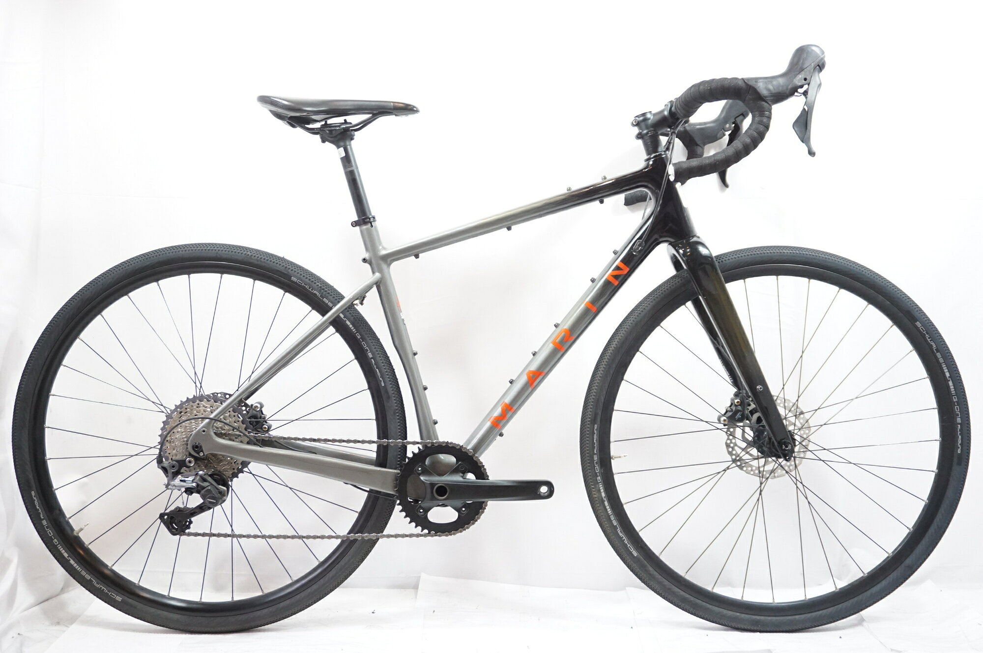 ■商品情報 メーカーサイズ:54 シートチューブ(C-T): 500mm トップチューブ(C-C):540mm(ホリゾンタル換算) 適応身長:170-175cm(目安) 重量:約9.9kg フレーム材質:カーボン フロントフォーク:カーボン メインコンポ:SHIMANO GRX フロントディレイラー:- リアディレイラー:SHIMANO RD-RX812 ブレーキ:SHIMANO BR-RX400 クランク:純正オリジナルクランク 40T 175mm スプロケット:SHIMANO SLX 11-42T シートポスト:純正 27.2mm ハンドル:純正 420mm/440mm ステム:純正 60mm サドル:純正 ホイール:純正 タイヤ:700x40C 変速段数:1x11 付属品:なし(ペダル付属なし) ■状態 使用に伴うキズやヨゴレ、使用感がございますが、動作に支障はございません。 コンポーネントにサビがございます。 ボルトに腐食がございます。 リアブレーキのボルトが純正品でない物を使用しております。 消耗品に使用感がございます。 パーツに日焼けによる変色がございます。 ダウンチューブ・シートチューブ・ダボ穴のボルトが入りずらいです。 ■注意事項【在庫について】 在庫管理は細心の注意を払い行なっておりますが、システムの都合により在庫有と表記の商品につきましても、実在庫の反映との時間差により在庫が無い場合がございます。弊社はそれに伴う全てにおいて一切の責任は負いかねます事、何卒ご了承くださいませ。ご注文頂きました商品のご用意が出来かねました場合は、お電話とメールにてキャンセルご承諾お願いのご連絡をさせて頂きます。【掲載画像について】撮影方法やお客様の閲覧環境により、実際の商品とは違った色の見え方となる場合がございます。上記理由による返品、変更、キャンセルは一切お受け致しかねますまたシステム等の不備により、商品ページに別商品が含まれている、別カラー・仕様が掲載されている、商品情報に誤表記がある場合がございますご不明点がございましたら必ずご注文前にお問い合わせくださいませ。