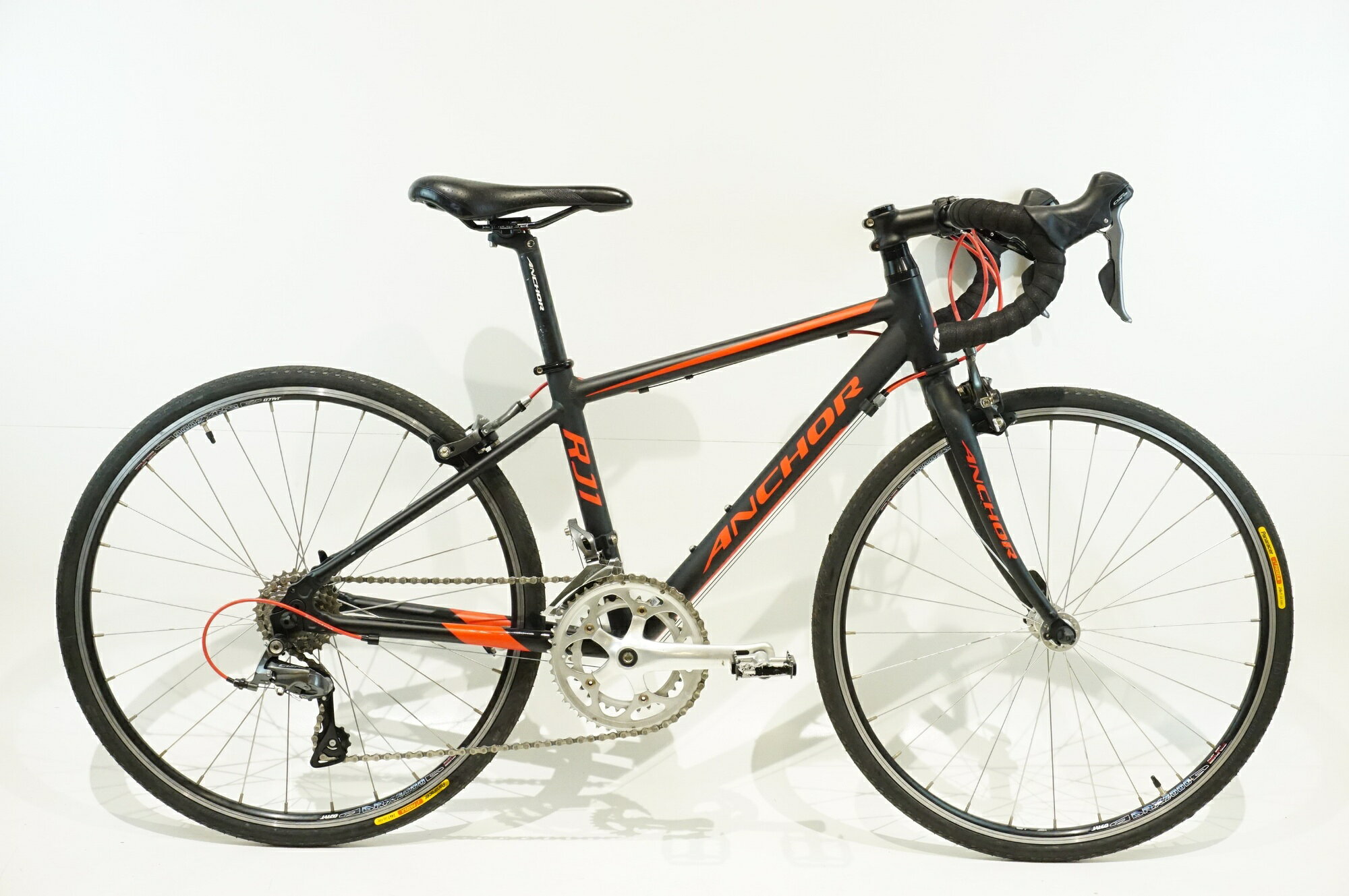 ■商品情報 メーカーサイズ:24インチ シートチューブ(C-T): 350mm トップチューブ(C-C):440mm(ホリゾンタル換算) 適応身長:130-150cm(小学3-6年生)(目安) 重量:約9.2kg フレーム材質:アルミ フロントフォーク:アルミ レバー:SHIMANO CLARIS R2000 フロントディレイラー:SHIMANO CLARIS R2000 リアディレイラー:SHIMANO CLARIS R2000 ブレーキ:SHIMANO CLARIS R2000 補助ブレーキ:TEKTRO クランク:152mm 46-34T スプロケット:13-26T シートポスト:純正 ハンドル:約340mm ステム:約80mm サドル:純正 ホイール:純正 タイヤ:24x1(600x25c) 変速段数:2x8 付属品:ペダル ■状態 使用に伴うキズがございますが、中古品として良好な状態でございます。 前後ブレーキシュー、バーテープを新品に交換しています。 掲載画像以外にも細かい傷や多少の汚れがございます。 ■注意事項【在庫について】 在庫管理は細心の注意を払い行なっておりますが、システムの都合により在庫有と表記の商品につきましても、実在庫の反映との時間差により在庫が無い場合がございます。弊社はそれに伴う全てにおいて一切の責任は負いかねます事、何卒ご了承くださいませ。ご注文頂きました商品のご用意が出来かねました場合は、お電話とメールにてキャンセルご承諾お願いのご連絡をさせて頂きます。【掲載画像について】撮影方法やお客様の閲覧環境により、実際の商品とは違った色の見え方となる場合がございます。上記理由による返品、変更、キャンセルは一切お受け致しかねますまたシステム等の不備により、商品ページに別商品が含まれている、別カラー・仕様が掲載されている、商品情報に誤表記がある場合がございますご不明点がございましたら必ずご注文前にお問い合わせくださいませ。