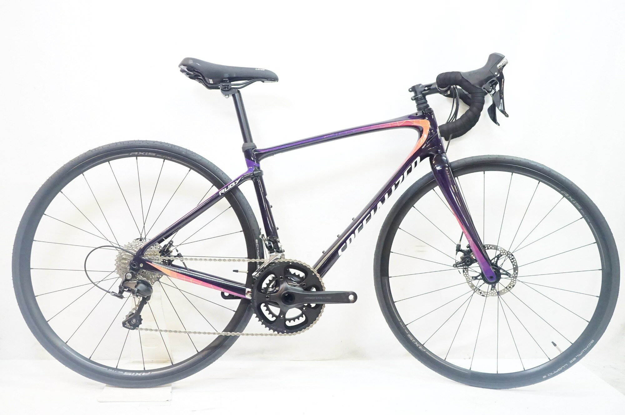 ■商品情報 サイズ: 51 シートチューブ(C-T): 425mm トップチューブ(C-C): 534mm(水平換算) 適応身長: 約160-168cm(目安) 重量: 約8.8kg フレーム/フォーク: カーボン メインコンポ: SHIMANO 105 5800 (レバー、FD、RD、スプロケ(11-32T)) ブレーキ: TRP SPYRE-C 機械式ディスク クランク: PRAXIS WORKS ALBA 50-34T 170mm ハンドル: SPECIALIZED 約380mm ステム: SPECIALIZED S-WORKS SL 約80mm サドル: SPECIALIZED LITHIA ホイール: AXIS ELITE タイヤ: 700x25c 変速段数: 2x11 付属品: なし (ペダル付属なし) ■状態 使用に伴う小傷や多少の汚れはございますが、全体的に使用感は少なく良好な状態です。 FUTURE SHOCKのリコールは対処済みとなります。 シートポストは純正と異なります。 前後タイヤを新品に交換済みです。 ■注意事項【在庫について】 在庫管理は細心の注意を払い行なっておりますが、システムの都合により在庫有と表記の商品につきましても、実在庫の反映との時間差により在庫が無い場合がございます。弊社はそれに伴う全てにおいて一切の責任は負いかねます事、何卒ご了承くださいませ。ご注文頂きました商品のご用意が出来かねました場合は、お電話とメールにてキャンセルご承諾お願いのご連絡をさせて頂きます。【掲載画像について】撮影方法やお客様の閲覧環境により、実際の商品とは違った色の見え方となる場合がございます。上記理由による返品、変更、キャンセルは一切お受け致しかねますまたシステム等の不備により、商品ページに別商品が含まれている、別カラー・仕様が掲載されている、商品情報に誤表記がある場合がございますご不明点がございましたら必ずご注文前にお問い合わせくださいませ。