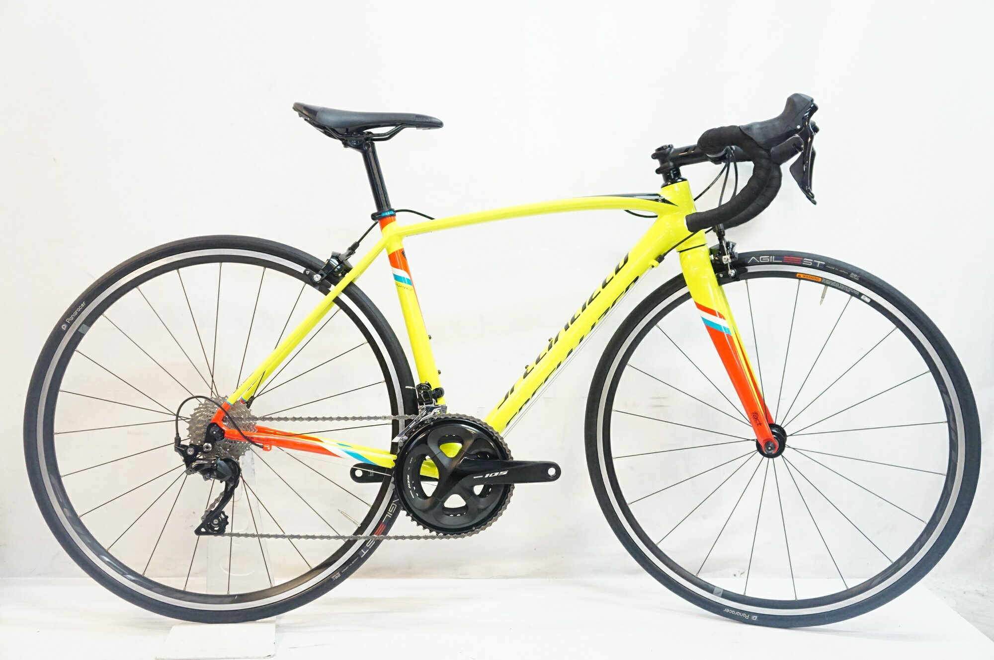 ■商品情報 サイズ: 52 シートチューブ(C-T): 480mm トップチューブ(C-C): 538mm(水平換算) 適応身長: 約168-175cm(目安) 重量: 約8.2kg フレーム: アルミ フォーク: カーボン メインコンポ: SHIMANO 105 R7000 (レバー、FD、RD、ブレーキ、クランク(52-36T 170mm)、スプロケ(11-30T)) ハンドル: SPECIALIZED S-WORKS SHALLOW BEND 420mm ステム: SPECIALIZED 90mm サドル: PROLOGO NAGO RS ホイール: FULCRUM RACING 900 タイヤ: 700x28c 変速段数: 2x11 付属品: なし(ペダル付属なし) ■状態 使用に伴う小傷や多少の汚れはございますが、大きなダメージは見受けられず良好な状態です。 ホイールとコンポーネント一式(105 5800→R7000)は後年にカスタムされているものと思われます。 メーカー適応身長は163-170cmとなっておりますが、それよりもやや大きめのサイズ感に思われます。 そのため当店では適応身長168-175cm程度と判断しております。 バーテープを新品に交換済みです。 ■注意事項【在庫について】 在庫管理は細心の注意を払い行なっておりますが、システムの都合により在庫有と表記の商品につきましても、実在庫の反映との時間差により在庫が無い場合がございます。弊社はそれに伴う全てにおいて一切の責任は負いかねます事、何卒ご了承くださいませ。ご注文頂きました商品のご用意が出来かねました場合は、お電話とメールにてキャンセルご承諾お願いのご連絡をさせて頂きます。【掲載画像について】撮影方法やお客様の閲覧環境により、実際の商品とは違った色の見え方となる場合がございます。上記理由による返品、変更、キャンセルは一切お受け致しかねますまたシステム等の不備により、商品ページに別商品が含まれている、別カラー・仕様が掲載されている、商品情報に誤表記がある場合がございますご不明点がございましたら必ずご注文前にお問い合わせくださいませ。