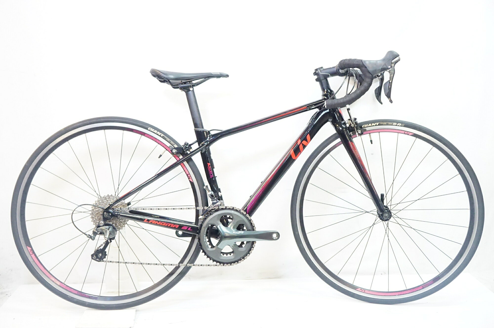■商品情報 サイズ: XXS(385) シートチューブ(C-T): 385mm トップチューブ(C-C): 497mm(水平換算) 適応身長: 約145-160cm(目安) 重量: 約9.2kg フレーム: アルミ フォーク: カーボン 変速: SHIMANO TIAGRA 4700 2x10段 (純正構成と思われます) ブレーキ: 純正 TEKTRO R325 ホイール: 純正 タイヤ: 700x25C 付属品: なし (ペダル付属なし) ■状態 使用に伴う小傷はございますが、全体的な使用感は少なく良好な状態です。 トップチューブやサドル側面、ホイールなどに小傷がございます。 バーテープを新品に交換済みです。 ■注意事項【在庫について】 在庫管理は細心の注意を払い行なっておりますが、システムの都合により在庫有と表記の商品につきましても、実在庫の反映との時間差により在庫が無い場合がございます。弊社はそれに伴う全てにおいて一切の責任は負いかねます事、何卒ご了承くださいませ。ご注文頂きました商品のご用意が出来かねました場合は、お電話とメールにてキャンセルご承諾お願いのご連絡をさせて頂きます。【掲載画像について】撮影方法やお客様の閲覧環境により、実際の商品とは違った色の見え方となる場合がございます。上記理由による返品、変更、キャンセルは一切お受け致しかねますまたシステム等の不備により、商品ページに別商品が含まれている、別カラー・仕様が掲載されている、商品情報に誤表記がある場合がございますご不明点がございましたら必ずご注文前にお問い合わせくださいませ。
