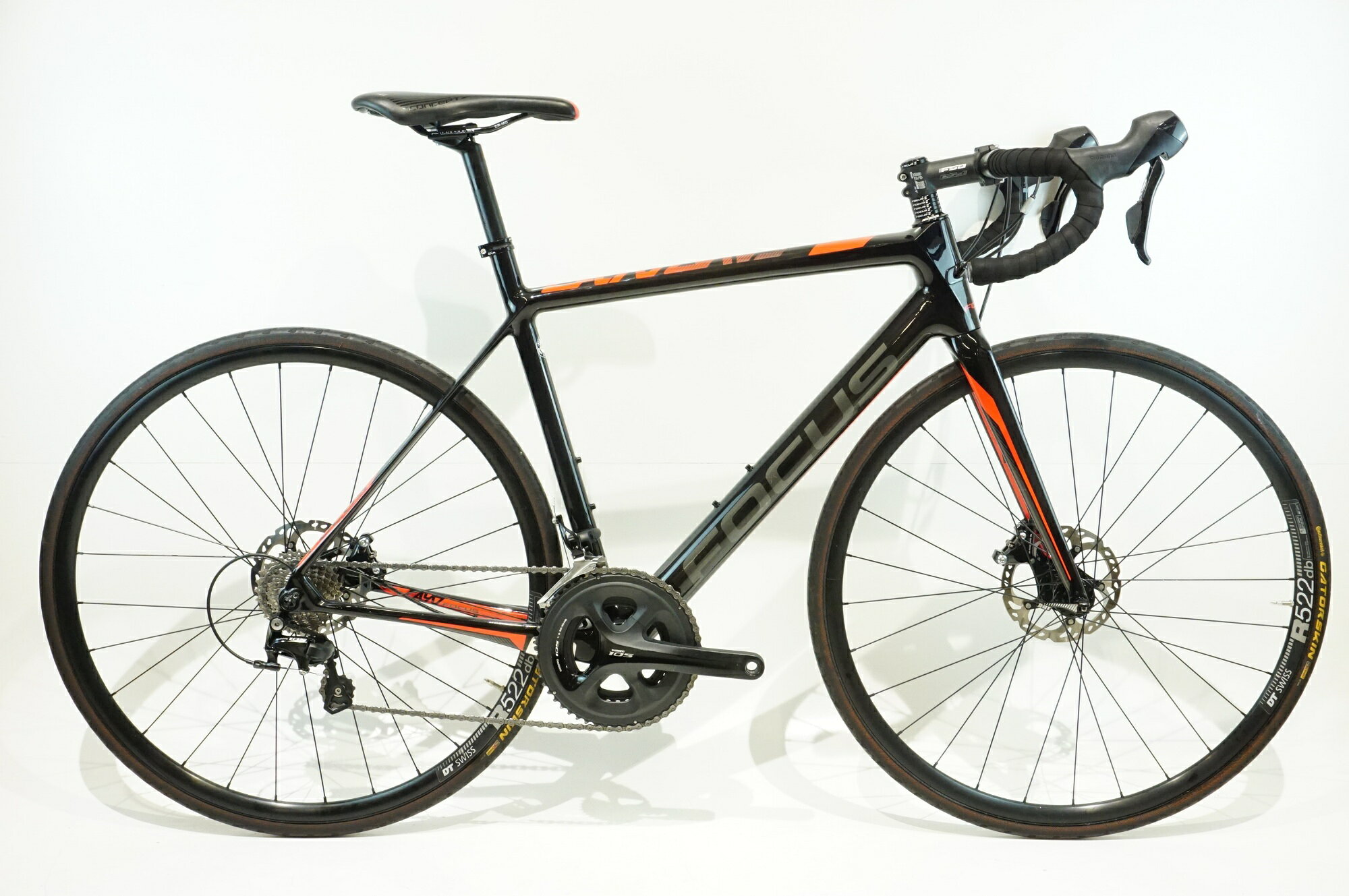 ■商品情報 メーカーサイズ:M シートチューブ(C-T): 540mm トップチューブ(C-C):552mm(ホリゾンタル換算) 適応身長:175-185cm(目安) 重量:約8.5kg フレーム材質:カーボン フロントフォーク:カーボン レバー:SHIMANO RS505 フロントディレイラー:SHIMANO 105 5800 リアディレイラー:SHIMANO 105 5800 ブレーキ:SHIMANO 油圧DISCブレーキ クランク:SHIMANO 105 5800 52-36T 172.5mm スプロケット:11-28T ハンドル:420mm ステム:90mm ホイール:DT SWISS R522DB タイヤ:700x25C クリンチャー 変速段数:2x11 付属品:なし(ペダル付属なし) ■状態 使用に伴うキズやヨゴレがございますが、全体的に使用感は少なく状態良好です。 掲載画像以外にも細かい傷や多少の汚れがございます。 ■注意事項【在庫について】 在庫管理は細心の注意を払い行なっておりますが、システムの都合により在庫有と表記の商品につきましても、実在庫の反映との時間差により在庫が無い場合がございます。弊社はそれに伴う全てにおいて一切の責任は負いかねます事、何卒ご了承くださいませ。ご注文頂きました商品のご用意が出来かねました場合は、お電話とメールにてキャンセルご承諾お願いのご連絡をさせて頂きます。【掲載画像について】撮影方法やお客様の閲覧環境により、実際の商品とは違った色の見え方となる場合がございます。上記理由による返品、変更、キャンセルは一切お受け致しかねますまたシステム等の不備により、商品ページに別商品が含まれている、別カラー・仕様が掲載されている、商品情報に誤表記がある場合がございますご不明点がございましたら必ずご注文前にお問い合わせくださいませ。