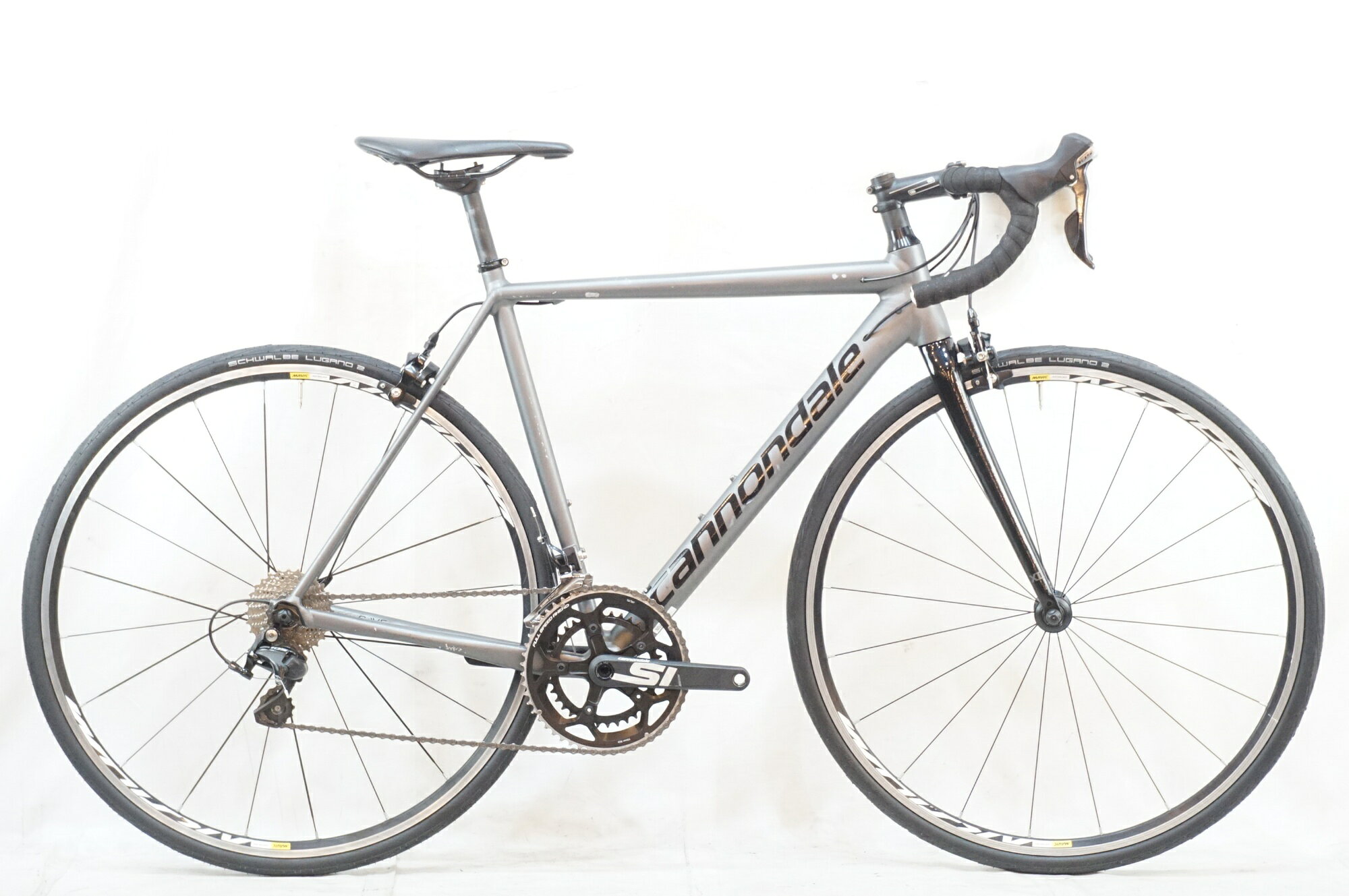 ■商品情報 メーカーサイズ:52 シートチューブ(C-T):538mm トップチューブ(C-C):534mm(ホリゾンタル換算) 適応身長:160-166cm(目安) 重量:約7.9kg フレーム材質:アルミ フロントフォーク:カーボン メインコンポ:SHIMANO 105 5800 クランク:52-36T 170mm スプロケット:11-28T シートポスト:25.4mm ハンドル:430mm ステム:90mm ホイール:MAVIC AKSIUM タイヤ:700x28C 変速段数:2x11 付属品:なし(ペダル付属なし) ■状態 使用に伴うキズやヨゴレ、使用感がございますが、動作に支障はございません。 全体的にガリキズ、塗装欠けが目立ちます。 トップチューブに凹みがございます。 シートポストカットがございます。 ■注意事項【在庫について】 在庫管理は細心の注意を払い行なっておりますが、システムの都合により在庫有と表記の商品につきましても、実在庫の反映との時間差により在庫が無い場合がございます。弊社はそれに伴う全てにおいて一切の責任は負いかねます事、何卒ご了承くださいませ。ご注文頂きました商品のご用意が出来かねました場合は、お電話とメールにてキャンセルご承諾お願いのご連絡をさせて頂きます。【掲載画像について】撮影方法やお客様の閲覧環境により、実際の商品とは違った色の見え方となる場合がございます。上記理由による返品、変更、キャンセルは一切お受け致しかねますまたシステム等の不備により、商品ページに別商品が含まれている、別カラー・仕様が掲載されている、商品情報に誤表記がある場合がございますご不明点がございましたら必ずご注文前にお問い合わせくださいませ。