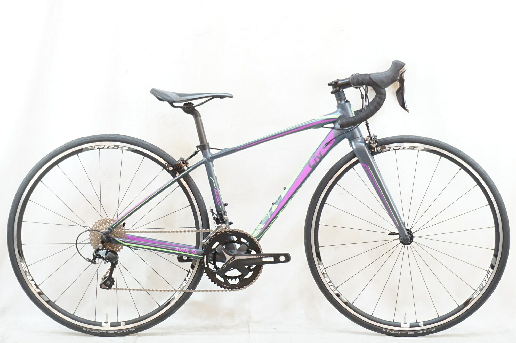 ■商品情報 メーカーサイズ:XXS シートチューブ(C-T):395mm トップチューブ(C-C):500mm(ホリゾンタル換算) 適応身長:145-160cm(目安) 重量:約9.2kg フレーム材質:アルミ フロントフォーク:カーボン メインコンポ:SHIMANO 105 5800 クランク:50-34T 165mm スプロケット:11-32T シートポスト:専用 ハンドル:380mm ステム:70mm タイヤ:700x25C 変速段数:2x11 付属品:なし(ペダル付属なし) ■状態 使用に伴う小キズ等がございますが、中古品として比較的良好な状態でございます。 シートポストカットがございます。ヤグラからエンドまで約250mm、最大サドル高は約640mm でございます。 ■注意事項【在庫について】 在庫管理は細心の注意を払い行なっておりますが、システムの都合により在庫有と表記の商品につきましても、実在庫の反映との時間差により在庫が無い場合がございます。弊社はそれに伴う全てにおいて一切の責任は負いかねます事、何卒ご了承くださいませ。ご注文頂きました商品のご用意が出来かねました場合は、お電話とメールにてキャンセルご承諾お願いのご連絡をさせて頂きます。【掲載画像について】撮影方法やお客様の閲覧環境により、実際の商品とは違った色の見え方となる場合がございます。上記理由による返品、変更、キャンセルは一切お受け致しかねますまたシステム等の不備により、商品ページに別商品が含まれている、別カラー・仕様が掲載されている、商品情報に誤表記がある場合がございますご不明点がございましたら必ずご注文前にお問い合わせくださいませ。