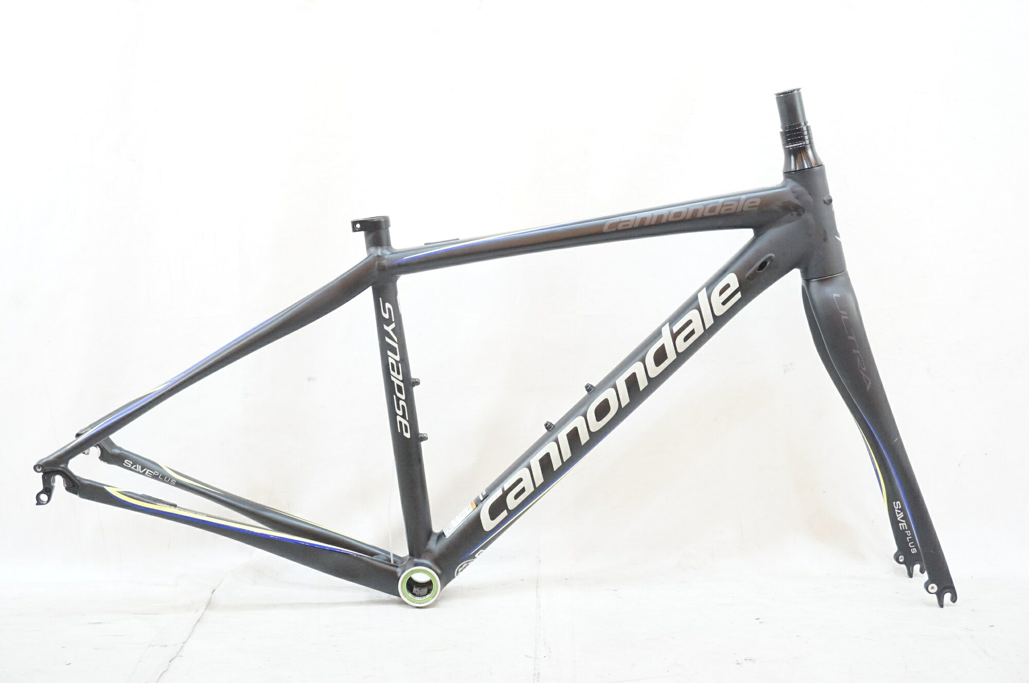 ■商品情報 サイズ：44 トップ長(C-C)：約490mm (実測値) シート長(C-T)：約420mm (実測値) 適応身長：約150-160cm (目安) 重量：約1.7kg フレーム：アルミ フォーク：カーボン ジャンル：ロードバイク コラム長：約58mm エンド幅 F：100mm エンド幅 R：130mm 対応ブレーキ：リムブレーキ ホイールサイズ：700c BB規格：BB30 シートポスト径：27.2mm その他付属品：なし (掲載されている画像の物が全てになります) ■状態 ・使用に伴うキズ、汚れ等がございます。 ■注意事項【在庫について】 在庫管理は細心の注意を払い行なっておりますが、システムの都合により在庫有と表記の商品につきましても、実在庫の反映との時間差により在庫が無い場合がございます。弊社はそれに伴う全てにおいて一切の責任は負いかねます事、何卒ご了承くださいませ。ご注文頂きました商品のご用意が出来かねました場合は、お電話とメールにてキャンセルご承諾お願いのご連絡をさせて頂きます。【掲載画像について】撮影方法やお客様の閲覧環境により、実際の商品とは違った色の見え方となる場合がございます。上記理由による返品、変更、キャンセルは一切お受け致しかねますまたシステム等の不備により、商品ページに別商品が含まれている、別カラー・仕様が掲載されている、商品情報に誤表記がある場合がございますご不明点がございましたら必ずご注文前にお問い合わせくださいませ。