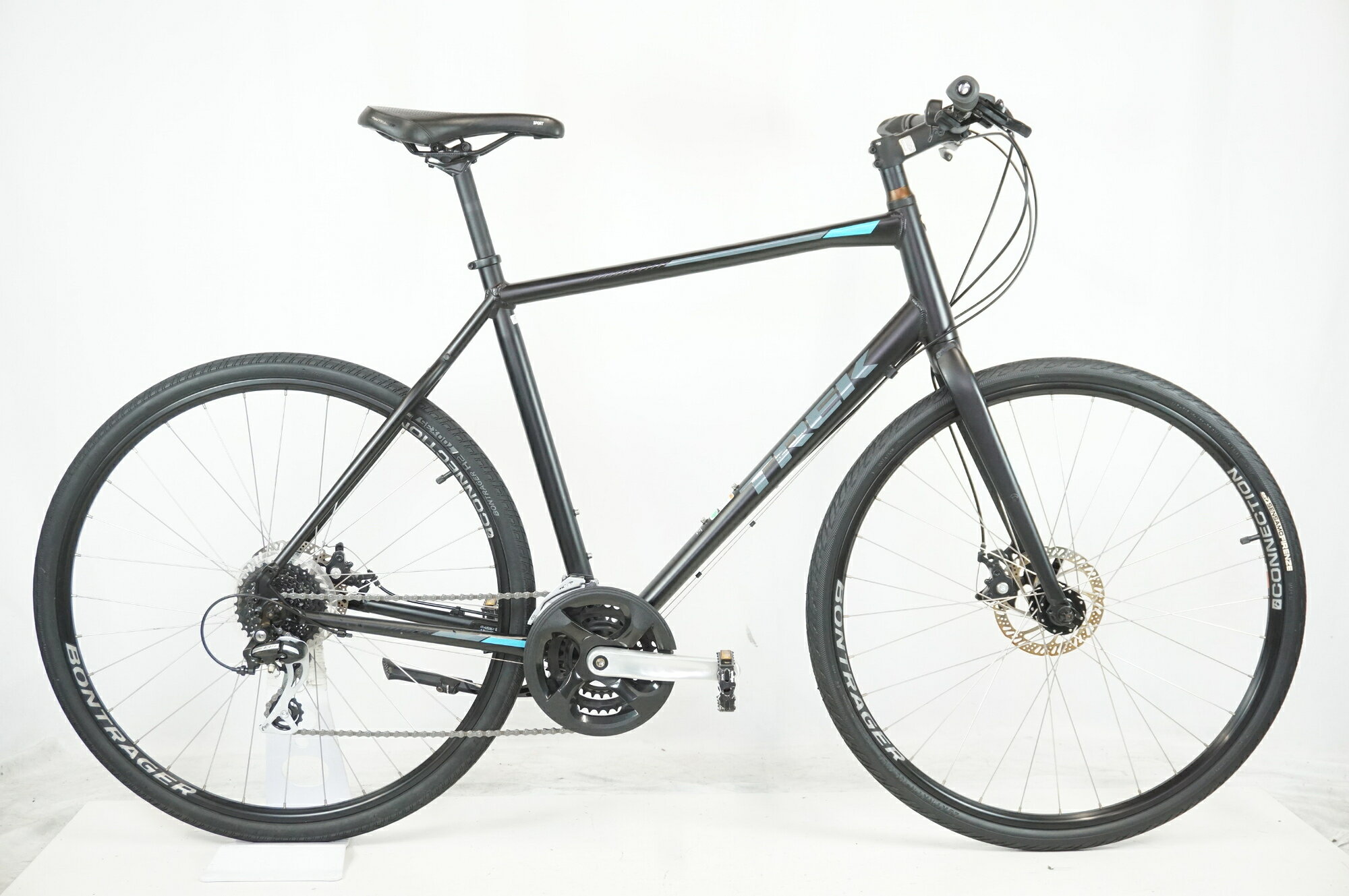 ■商品情報 メーカーサイズ:XL シートチューブ(C-T): 571mm トップチューブ(C-C):590mm(ホリゾンタル換算) 適応身長:186-197cm(目安) 重量:約12.5kg フレーム材質:アルミ フロントフォーク:アルミ レバー:SHIMANO フロントディレイラー:SHIMANO リアディレイラー:SHIMANO ブレーキ:TEKTRO クランク:純正 48-38-28T 170mm スプロケット:SHIMANO 11-32T シートポスト:純正 27.2mm ハンドル:純正 660mm ステム:純正 100mm サドル:純正 ホイール:純正 タイヤ:700x35C 変速段数:3x8 付属品:ペダル、スタンド ■状態 ・整備済みの車体でございます。 ・使用に伴う傷等はございますが、各部動作良好な状態です。 ・ブレーキローターに錆がございます。 ※掲載画像以外にもキズや汚れはございますが、写真の掲載可能枚数の都合上、目立つ箇所を優先的に抜粋しております。■配送方法 ※アートセッティングデリバリー家財おまかせ便での配送となります。 ■注意事項【在庫について】 在庫管理は細心の注意を払い行なっておりますが、システムの都合により在庫有と表記の商品につきましても、実在庫の反映との時間差により在庫が無い場合がございます。弊社はそれに伴う全てにおいて一切の責任は負いかねます事、何卒ご了承くださいませ。ご注文頂きました商品のご用意が出来かねました場合は、お電話とメールにてキャンセルご承諾お願いのご連絡をさせて頂きます。【掲載画像について】撮影方法やお客様の閲覧環境により、実際の商品とは違った色の見え方となる場合がございます。上記理由による返品、変更、キャンセルは一切お受け致しかねますまたシステム等の不備により、商品ページに別商品が含まれている、別カラー・仕様が掲載されている、商品情報に誤表記がある場合がございますご不明点がございましたら必ずご注文前にお問い合わせくださいませ。
