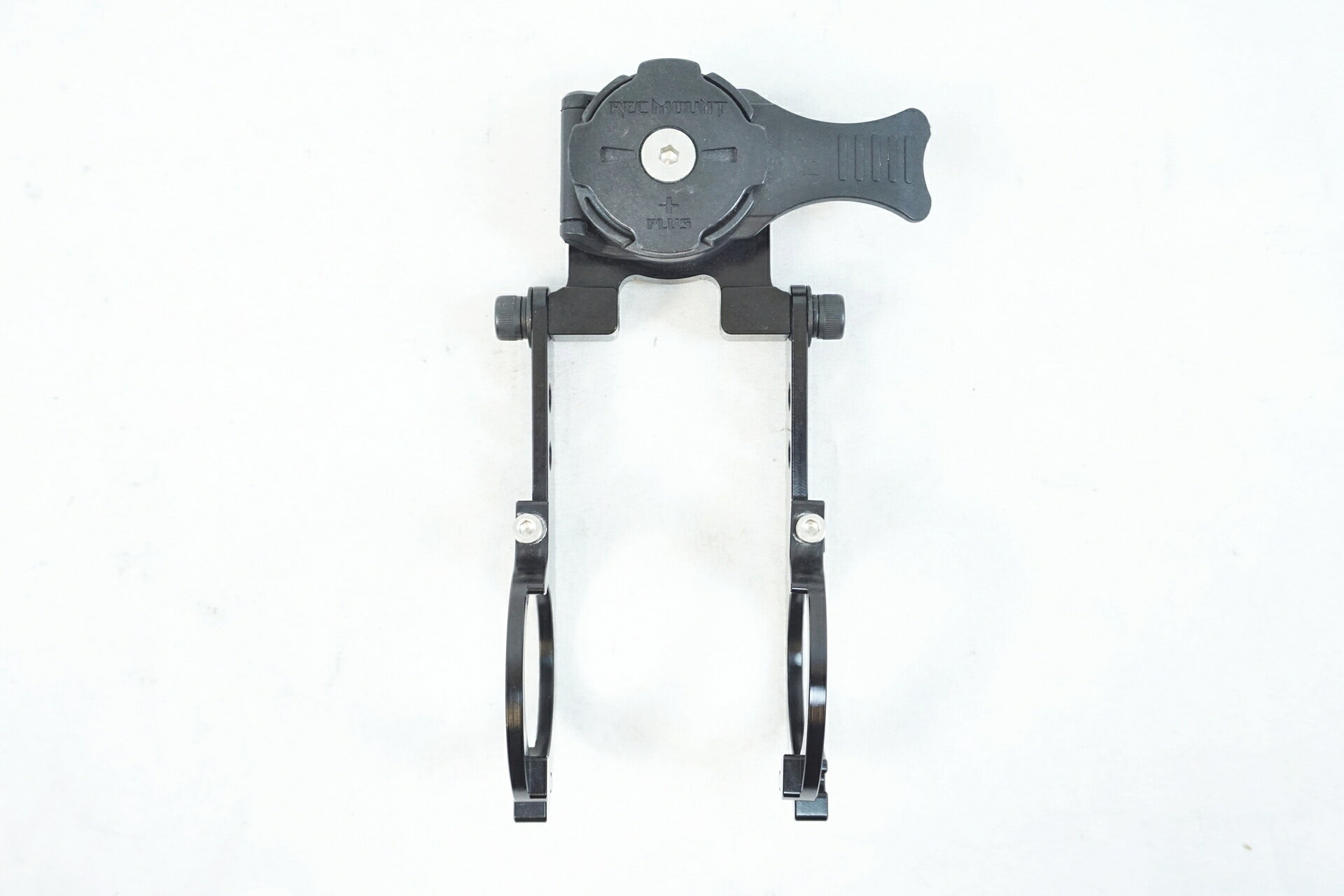 ■商品情報・REC-MOUNTS PLUS マウント・Φ31.8mm・スマートフォンケースまたは汎用アダプターを装着したデバイスのみ取り付けが可能■状態・使用に伴う傷や汚れがございます。・変形や大きな傷はないため、問題なくご使用いただけます。■付属品・なし※画像に掲載している物で全てでございます。※掲載画像以外にもキズや汚れはございますが、写真の掲載可能枚数の都合上、目立つ箇所を優先的に抜粋しております。 ■注意事項【在庫について】 在庫管理は細心の注意を払い行なっておりますが、システムの都合により在庫有と表記の商品につきましても、実在庫の反映との時間差により在庫が無い場合がございます。弊社はそれに伴う全てにおいて一切の責任は負いかねます事、何卒ご了承くださいませ。ご注文頂きました商品のご用意が出来かねました場合は、お電話とメールにてキャンセルご承諾お願いのご連絡をさせて頂きます。【掲載画像について】撮影方法やお客様の閲覧環境により、実際の商品とは違った色の見え方となる場合がございます。上記理由による返品、変更、キャンセルは一切お受け致しかねますまたシステム等の不備により、商品ページに別商品が含まれている、別カラー・仕様が掲載されている、商品情報に誤表記がある場合がございますご不明点がございましたら必ずご注文前にお問い合わせくださいませ。