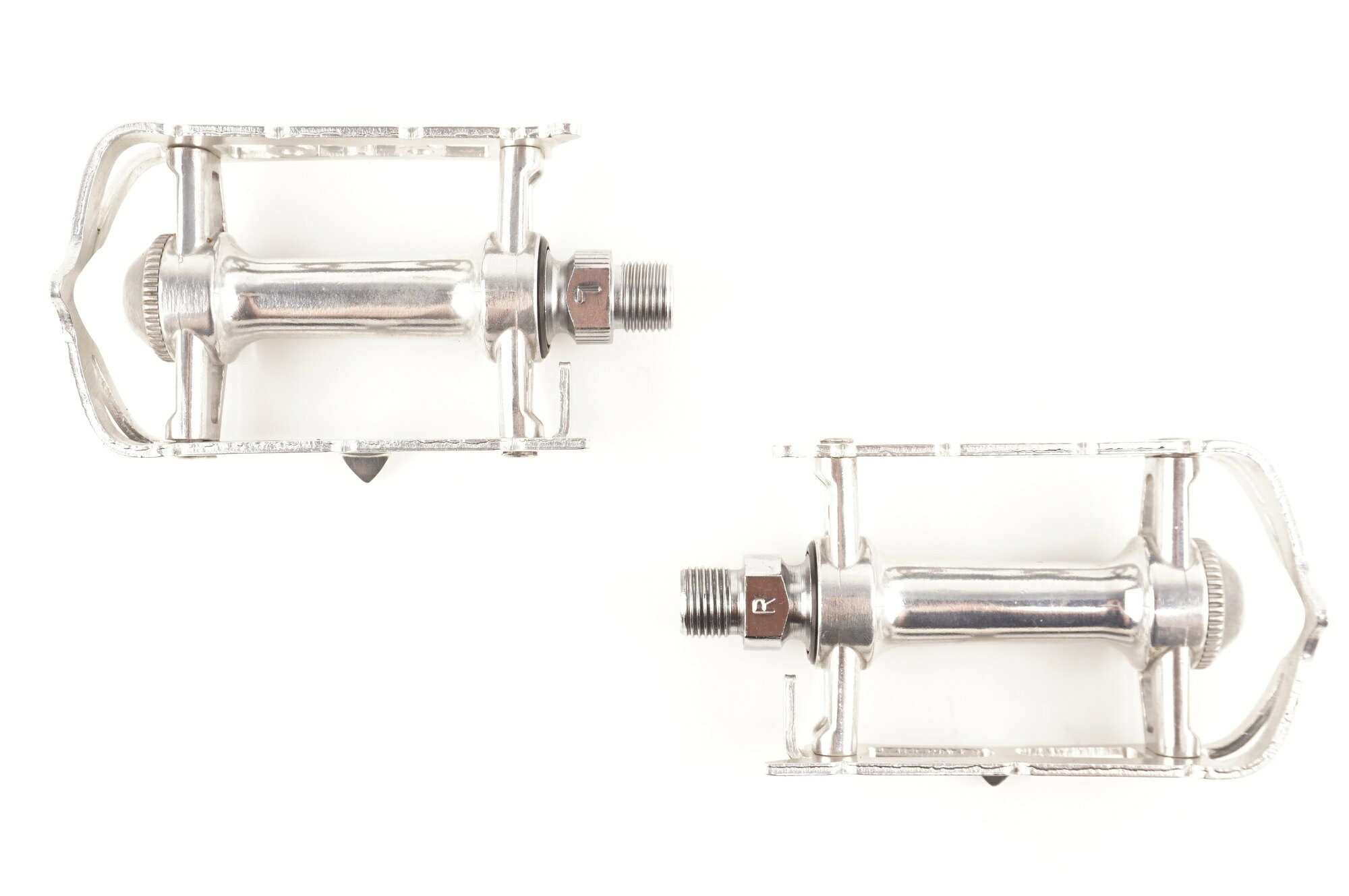 ■商品情報 ・重量：約346g（実測値：ペア） ■状態 ・全体的にやや使用に伴うキズやヨゴレがございます。 ・回転は若干のゴリ感がございますが、概ね良好です。 ■付属品 ・掲載されている画像の物が全てになります。 ■注意事項【在庫について】 在庫管理は細心の注意を払い行なっておりますが、システムの都合により在庫有と表記の商品につきましても、実在庫の反映との時間差により在庫が無い場合がございます。弊社はそれに伴う全てにおいて一切の責任は負いかねます事、何卒ご了承くださいませ。ご注文頂きました商品のご用意が出来かねました場合は、お電話とメールにてキャンセルご承諾お願いのご連絡をさせて頂きます。【掲載画像について】撮影方法やお客様の閲覧環境により、実際の商品とは違った色の見え方となる場合がございます。上記理由による返品、変更、キャンセルは一切お受け致しかねますまたシステム等の不備により、商品ページに別商品が含まれている、別カラー・仕様が掲載されている、商品情報に誤表記がある場合がございますご不明点がございましたら必ずご注文前にお問い合わせくださいませ。