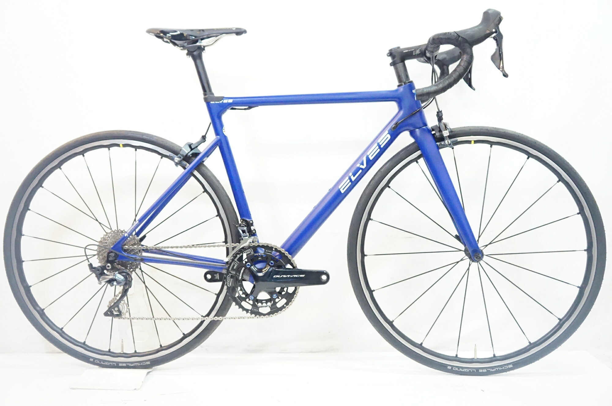 ■商品情報 サイズ: 52/XL シートチューブ(C-T): 520mm トップチューブ(C-C): 535mm(水平換算) 適応身長: 約175-182cm(目安) 重量: 約7.6kg フレーム/フォーク: カーボン メインコンポ: SHIMANO ULTEGRA R8000 (レバー、FD、RD、ブレーキ) (RDはSUGINO CAPACITY BOOSTER プーリー仕様) クランク: SHIMANO DURA-ACE R9100 170mm + RIDEA 50-34T スプロケット: SHIMANO HG800-11 11-34T ハンドル: OnebyESU J-CARBON GRAND MONRO SL 約390-420 ステム: LAPIERRE 約90mm サドル: FIZIK ANTARES VS KIUM ホイール: MAVIC KSYRIUM SL タイヤ: 700x28c 変速段数: 2x11 付属品: なし(ペダル付属なし) ■状態 使用に伴う小傷や多少の汚れはございますが、大きなダメージは見受けられず、保管状態含め良好な状態です。 BB付近にチェーン落ち傷がございますが、大きな削れやクラックには至っておりません。 RDのプーリーケージ中央の突起に、チェーンを通し間違えて使用した傷がございます。 前後タイヤを新品に交換済みです。 ■注意事項【在庫について】 在庫管理は細心の注意を払い行なっておりますが、システムの都合により在庫有と表記の商品につきましても、実在庫の反映との時間差により在庫が無い場合がございます。弊社はそれに伴う全てにおいて一切の責任は負いかねます事、何卒ご了承くださいませ。ご注文頂きました商品のご用意が出来かねました場合は、お電話とメールにてキャンセルご承諾お願いのご連絡をさせて頂きます。【掲載画像について】撮影方法やお客様の閲覧環境により、実際の商品とは違った色の見え方となる場合がございます。上記理由による返品、変更、キャンセルは一切お受け致しかねますまたシステム等の不備により、商品ページに別商品が含まれている、別カラー・仕様が掲載されている、商品情報に誤表記がある場合がございますご不明点がございましたら必ずご注文前にお問い合わせくださいませ。