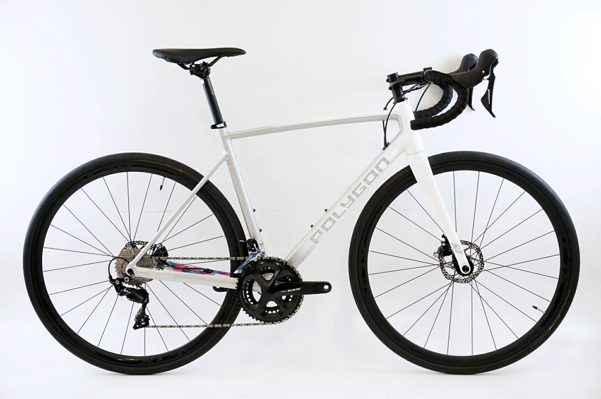 ■商品情報 メーカーサイズ:L シートチューブ(C-T): 520mm トップチューブ(C-C):555mm(ホリゾンタル換算) 適応身長:175-185cm(目安) 重量:約9.4kg フレーム材質:アルミ メインコンポ:SHIMANO 105 R7000 ブレーキ:SHIMANO 105 油圧DISC クランク:50-34T 170mm スプロケット:11-30T ハンドル:420mm ステム:100mm ホイール:純正 タイヤ:700x32C クリンチャー 変速段数:2x11 付属品:なし(ペダル付属なし) カラー：シルバー/グレー系×ホワイト ■状態 使用に伴うキズやヨゴレがございますが、全体的に使用感は少なく状態良好です。 掲載画像以外にも細かい傷や多少の汚れがございます。 ■注意事項【在庫について】 在庫管理は細心の注意を払い行なっておりますが、システムの都合により在庫有と表記の商品につきましても、実在庫の反映との時間差により在庫が無い場合がございます。弊社はそれに伴う全てにおいて一切の責任は負いかねます事、何卒ご了承くださいませ。ご注文頂きました商品のご用意が出来かねました場合は、お電話とメールにてキャンセルご承諾お願いのご連絡をさせて頂きます。【掲載画像について】撮影方法やお客様の閲覧環境により、実際の商品とは違った色の見え方となる場合がございます。上記理由による返品、変更、キャンセルは一切お受け致しかねますまたシステム等の不備により、商品ページに別商品が含まれている、別カラー・仕様が掲載されている、商品情報に誤表記がある場合がございますご不明点がございましたら必ずご注文前にお問い合わせくださいませ。