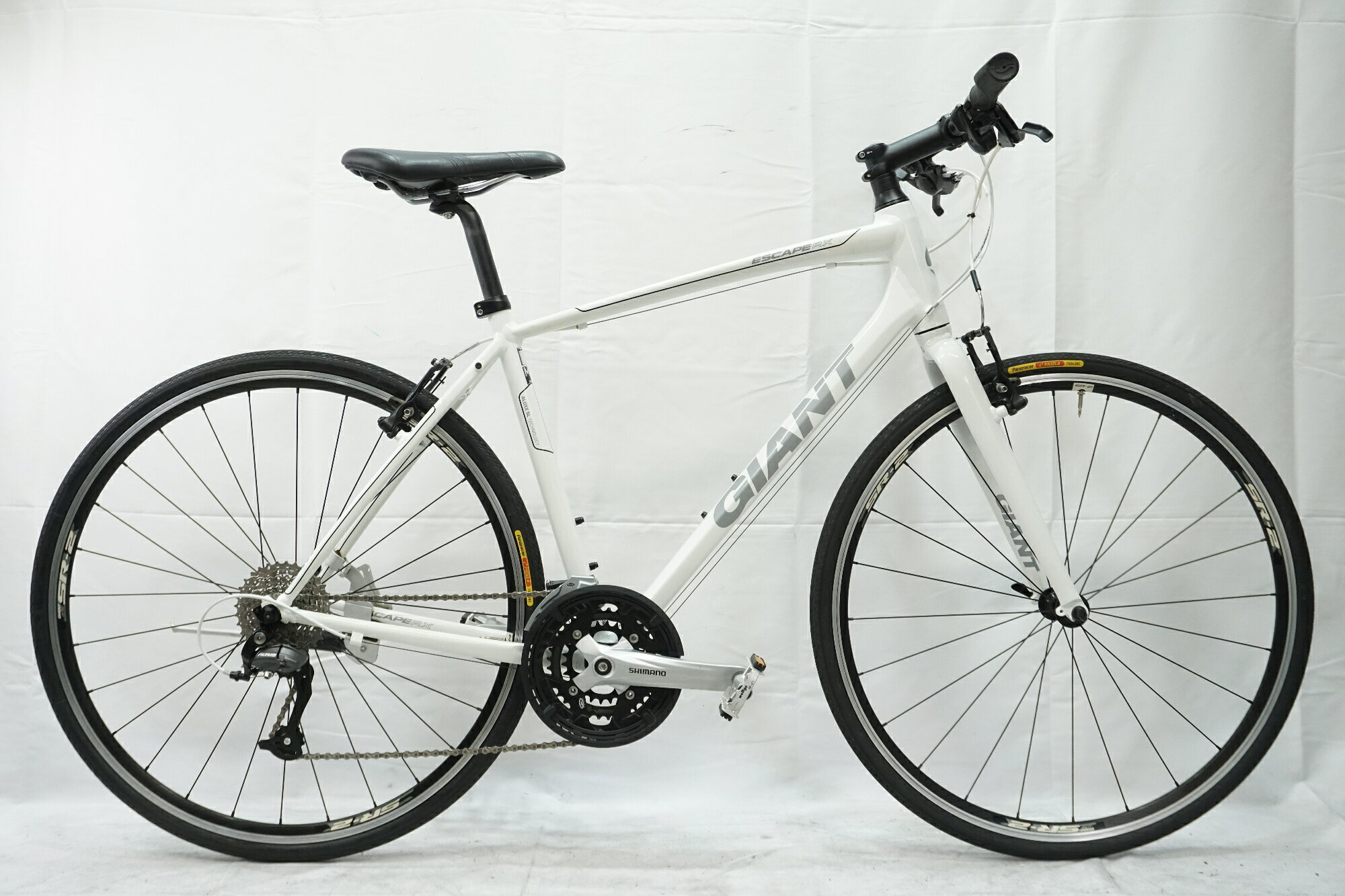 ■商品情報メーカーサイズ:Mシートチューブ(C-T): 500mmトップチューブ(C-C):560mm(ホリゾンタル換算)適応身長:170-185cm(目安)重量:約10.9kgフレーム材質:アルミフロントフォーク:アルミメインコンポ:SHIMANOクランク:48-36-26T 175mmスプロケット:11-32Tシートポスト:純正ハンドル:純正ステム:純正サドル:純正ホイール:純正タイヤ:700x28C変速段数:3x9付属品:ペダル■状態使用に伴うキズやヨゴレがございます。アウターワイヤーに劣化によるひび割れがございますが現状走行に支障ございません。 ■注意事項【在庫について】 在庫管理は細心の注意を払い行なっておりますが、システムの都合により在庫有と表記の商品につきましても、実在庫の反映との時間差により在庫が無い場合がございます。弊社はそれに伴う全てにおいて一切の責任は負いかねます事、何卒ご了承くださいませ。ご注文頂きました商品のご用意が出来かねました場合は、お電話とメールにてキャンセルご承諾お願いのご連絡をさせて頂きます。【掲載画像について】撮影方法やお客様の閲覧環境により、実際の商品とは違った色の見え方となる場合がございます。上記理由による返品、変更、キャンセルは一切お受け致しかねますまたシステム等の不備により、商品ページに別商品が含まれている、別カラー・仕様が掲載されている、商品情報に誤表記がある場合がございますご不明点がございましたら必ずご注文前にお問い合わせくださいませ。