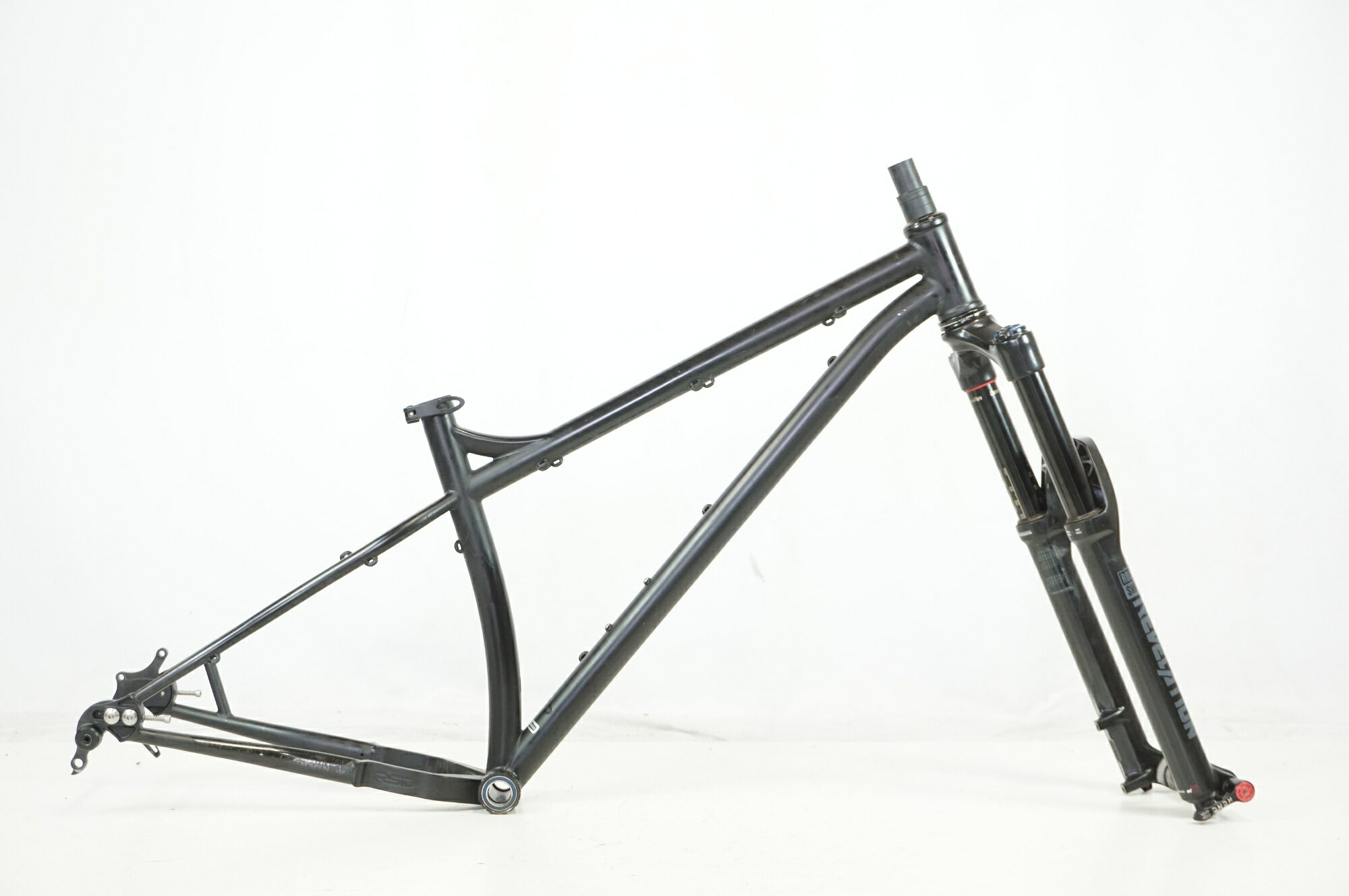 ■商品情報 サイズ：S トップ長(C-C)：約580mm (水平換算)(実測値) シート長(C-T)：約415mm (実測値) ヘッド長：約110mm (実測値) 適応身長：約160-170cm (目安) 重量：約5070g フレーム：クロモリ フォーク：サスペンション(ROCK SHOX REVELATION) ジャンル：マウンテンバイク コラム長：約48mm (+ヘッドカバー厚約6mm) エンド幅 F：15x110mm エンド幅 R：12x148mm 対応ブレーキ：ディスクブレーキ ホイールサイズ：27.5or29 BB規格：BSA シートポスト径：30.9mm(実測) その他付属品：なし (掲載されている画像の物が全てになります) ■状態 ・使用に伴う傷、汚れや錆がございます。 ・全体的に使用感がございます。 ・ヘッドチューブのパッチが剥がされております。※他にもステッカーを剥がしたような跡が各所にございます。 ※掲載画像以外にもキズや汚れはございますが、写真の掲載可能枚数の都合上、目立つ箇所を優先的に抜粋しております。 ■注意事項【在庫について】 在庫管理は細心の注意を払い行なっておりますが、システムの都合により在庫有と表記の商品につきましても、実在庫の反映との時間差により在庫が無い場合がございます。弊社はそれに伴う全てにおいて一切の責任は負いかねます事、何卒ご了承くださいませ。ご注文頂きました商品のご用意が出来かねました場合は、お電話とメールにてキャンセルご承諾お願いのご連絡をさせて頂きます。【掲載画像について】撮影方法やお客様の閲覧環境により、実際の商品とは違った色の見え方となる場合がございます。上記理由による返品、変更、キャンセルは一切お受け致しかねますまたシステム等の不備により、商品ページに別商品が含まれている、別カラー・仕様が掲載されている、商品情報に誤表記がある場合がございますご不明点がございましたら必ずご注文前にお問い合わせくださいませ。