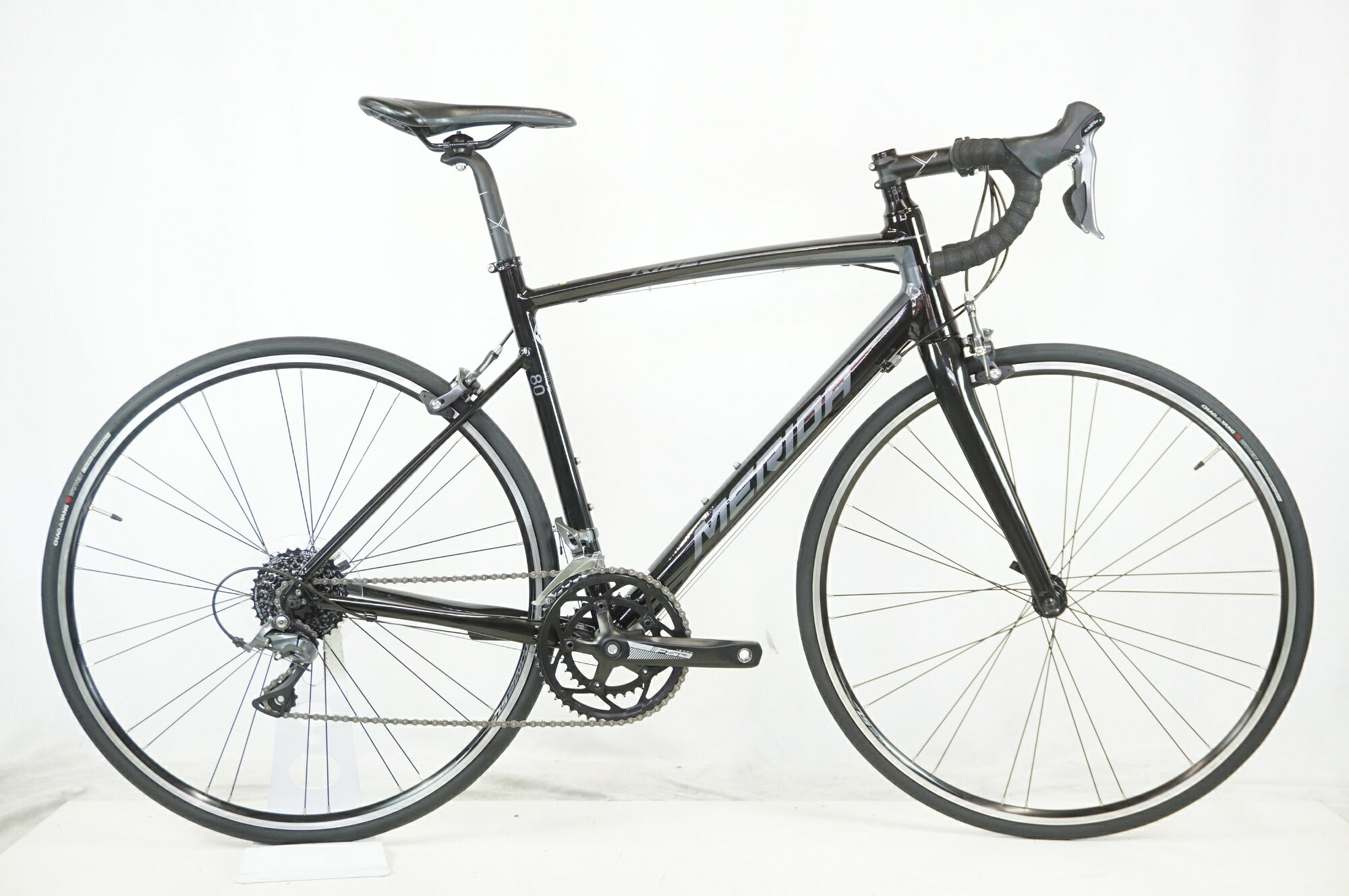 ■商品情報 メーカーサイズ:52 シートチューブ(C-T): 520mm トップチューブ(C-C):540mm(ホリゾンタル換算) 適応身長:170-180cm(目安) 重量:約9.5kg フレーム材質:アルミ フロントフォーク:カーボン レバー:SHIMANO CLARIS R2000 フロントディレイラー:SHIMANO CLARIS R2000 リアディレイラー:SHIMANO CLARIS R2000 ブレーキ:SHIMANO CLARIS R2000 クランク:FSA 50-34T 170mm スプロケット:SHIMANO 11-32T シートポスト:純正 27.2mm ハンドル:純正 400mm ステム:純正 100mm サドル:純正 ホイール:純正 タイヤ:700x25C 変速段数:700x25C 付属品:なし(ペダル付属なし) ■状態 ・整備済みの車体でございます。 ・使用に伴う傷等はございますが、各部動作良好な状態です。 ・タイヤとバーテープを新品に交換済みです。 ※掲載画像以外にもキズや汚れはございますが、写真の掲載可能枚数の都合上、目立つ箇所を優先的に抜粋しております。 ■注意事項【在庫について】 在庫管理は細心の注意を払い行なっておりますが、システムの都合により在庫有と表記の商品につきましても、実在庫の反映との時間差により在庫が無い場合がございます。弊社はそれに伴う全てにおいて一切の責任は負いかねます事、何卒ご了承くださいませ。ご注文頂きました商品のご用意が出来かねました場合は、お電話とメールにてキャンセルご承諾お願いのご連絡をさせて頂きます。【掲載画像について】撮影方法やお客様の閲覧環境により、実際の商品とは違った色の見え方となる場合がございます。上記理由による返品、変更、キャンセルは一切お受け致しかねますまたシステム等の不備により、商品ページに別商品が含まれている、別カラー・仕様が掲載されている、商品情報に誤表記がある場合がございますご不明点がございましたら必ずご注文前にお問い合わせくださいませ。
