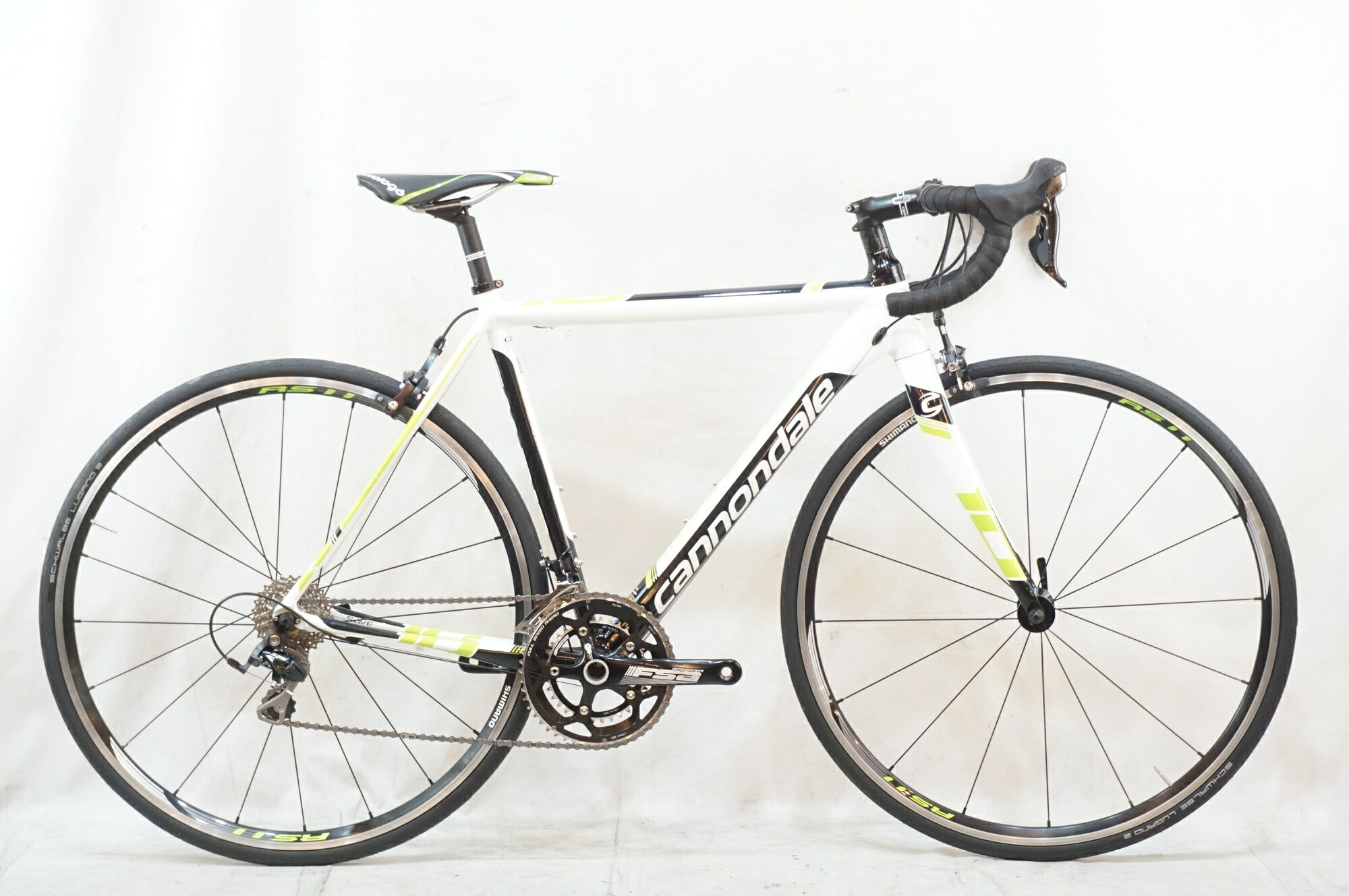 ■商品情報 メーカーサイズ:52 シートチューブ(C-T):530mm トップチューブ(C-C):525mm(ホリゾンタル換算) 適応身長:170-175cm(目安) 重量:約8.6kg フレーム材質:アルミ フロントフォーク:カーボン メインコンポ:SHIMANO 105 5700 クランク:50-34T 170mm スプロケット:12-27T シートポスト:27.2mm ハンドル:400mm ステム:90mm タイヤ:700x25C 変速段数:2x10 付属品:なし(ペダル付属なし) ■状態 使用に伴う小キズがございますが、中古品として比較的良好な状態でございます。 ■注意事項【在庫について】 在庫管理は細心の注意を払い行なっておりますが、システムの都合により在庫有と表記の商品につきましても、実在庫の反映との時間差により在庫が無い場合がございます。弊社はそれに伴う全てにおいて一切の責任は負いかねます事、何卒ご了承くださいませ。ご注文頂きました商品のご用意が出来かねました場合は、お電話とメールにてキャンセルご承諾お願いのご連絡をさせて頂きます。【掲載画像について】撮影方法やお客様の閲覧環境により、実際の商品とは違った色の見え方となる場合がございます。上記理由による返品、変更、キャンセルは一切お受け致しかねますまたシステム等の不備により、商品ページに別商品が含まれている、別カラー・仕様が掲載されている、商品情報に誤表記がある場合がございますご不明点がございましたら必ずご注文前にお問い合わせくださいませ。