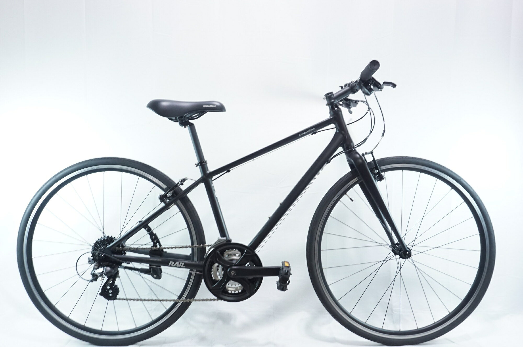 ■商品情報メーカーサイズ:Sシートチューブ(C-T): 400mmトップチューブ(C-C):525mm(ホリゾンタル換算)適応身長:155-170cm(目安)重量:約11.36kgフレーム材質:アルミフロントフォーク:アルミシフター:SHIMANO SL-U4000フロントディレイラー:SHIMANO FD-U4000-Lリアディレイラー:SHIMANO RD-U3020ブレーキ:SHIMANO BR-T4000クランク:SHIMANO FC-U400 40-26T 170mmスプロケット:SHIMANO CS-LG300-9 11-36Tシートポスト:純正 27.2mmハンドル:純正 560mmステム:純正 90mmサドル:純正ホイール:純正タイヤ:700x32C変速段数:2x8付属品:ペダル■状態使用に伴うキズやヨゴレがございますが、比較的状態良好です。■注意事項【在庫について】 在庫管理は細心の注意を払い行なっておりますが、システムの都合により在庫有と表記の商品につきましても、実在庫の反映との時間差により在庫が無い場合がございます。弊社はそれに伴う全てにおいて一切の責任は負いかねます事、何卒ご了承くださいませ。ご注文頂きました商品のご用意が出来かねました場合は、お電話とメールにてキャンセルご承諾お願いのご連絡をさせて頂きます。【掲載画像について】撮影方法やお客様の閲覧環境により、実際の商品とは違った色の見え方となる場合がございます。上記理由による返品、変更、キャンセルは一切お受け致しかねますまたシステム等の不備により、商品ページに別商品が含まれている、別カラー・仕様が掲載されている、商品情報に誤表記がある場合がございますご不明点がございましたら必ずご注文前にお問い合わせくださいませ。