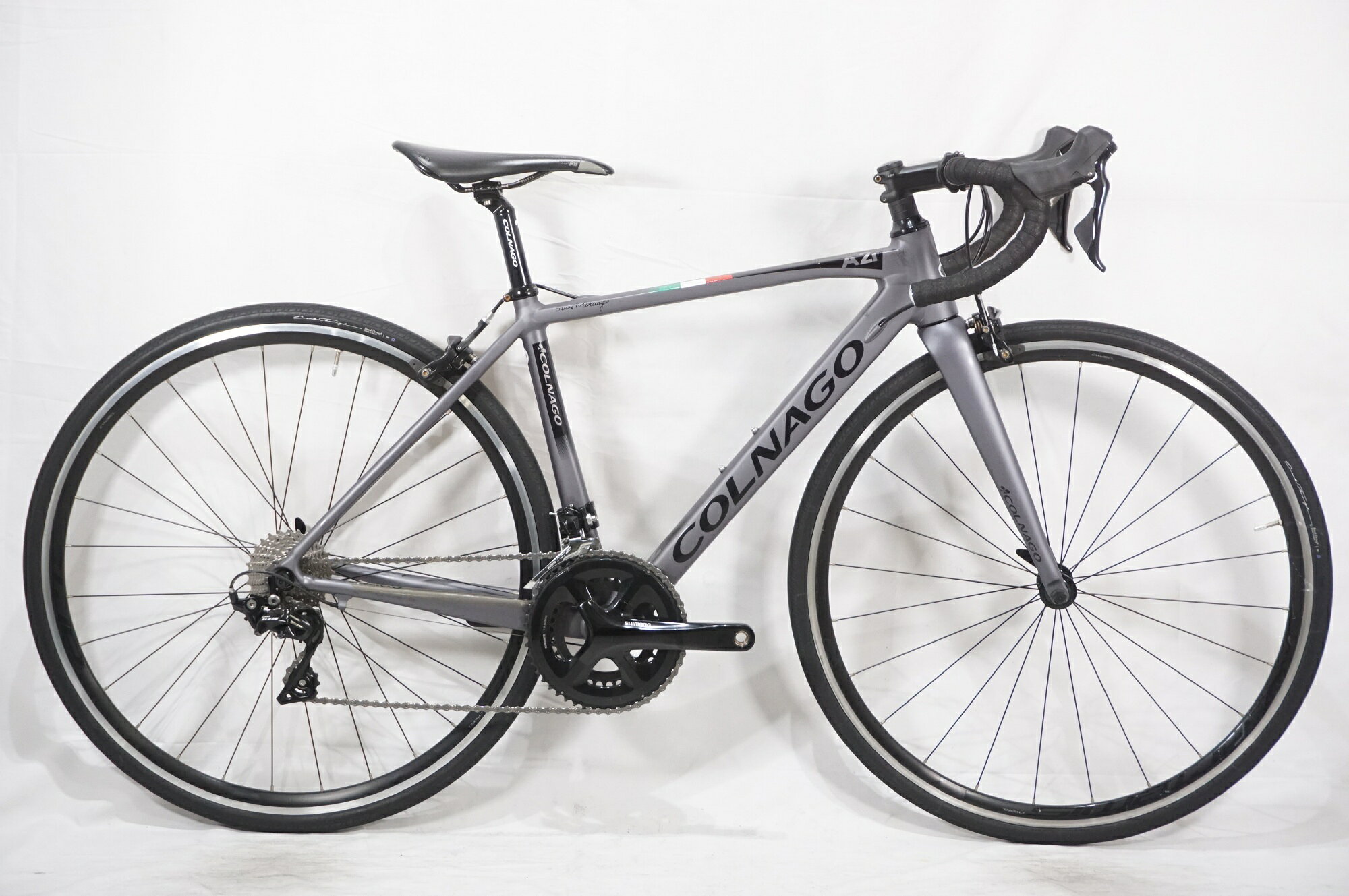 ■商品情報 メーカーサイズ:43 シートチューブ(C-T):430mm トップチューブ(C-C):500mm(ホリゾンタル換算) 適応身長:155-165cm(目安) 重量:約9.2kg フレーム材質:アルミ フロントフォーク:カーボン レバー:SHIMANO 105 R7000 フロントディレイラー:SHIMANO 105 R7000 リアディレイラー:SHIMANO 105 R7000 ブレーキ:純正 クランク:SHIMANO 50-34T 170mm スプロケット:SHIMANO 105 R7000 11-28T シートポスト:純正 27.2mm ハンドル:純正 400mm ステム:純正 80mm サドル:純正 ホイール:純正 タイヤ:700x28C 変速段数:2x11 付属品:なし(ペダル付属なし) ■状態 使用に伴うキズやヨゴレがございますが、比較的状態良好です。 トップチューブにキズがございます。 ホイールリムにキズがございます。 ■注意事項【在庫について】 在庫管理は細心の注意を払い行なっておりますが、システムの都合により在庫有と表記の商品につきましても、実在庫の反映との時間差により在庫が無い場合がございます。弊社はそれに伴う全てにおいて一切の責任は負いかねます事、何卒ご了承くださいませ。ご注文頂きました商品のご用意が出来かねました場合は、お電話とメールにてキャンセルご承諾お願いのご連絡をさせて頂きます。【掲載画像について】撮影方法やお客様の閲覧環境により、実際の商品とは違った色の見え方となる場合がございます。上記理由による返品、変更、キャンセルは一切お受け致しかねますまたシステム等の不備により、商品ページに別商品が含まれている、別カラー・仕様が掲載されている、商品情報に誤表記がある場合がございますご不明点がございましたら必ずご注文前にお問い合わせくださいませ。
