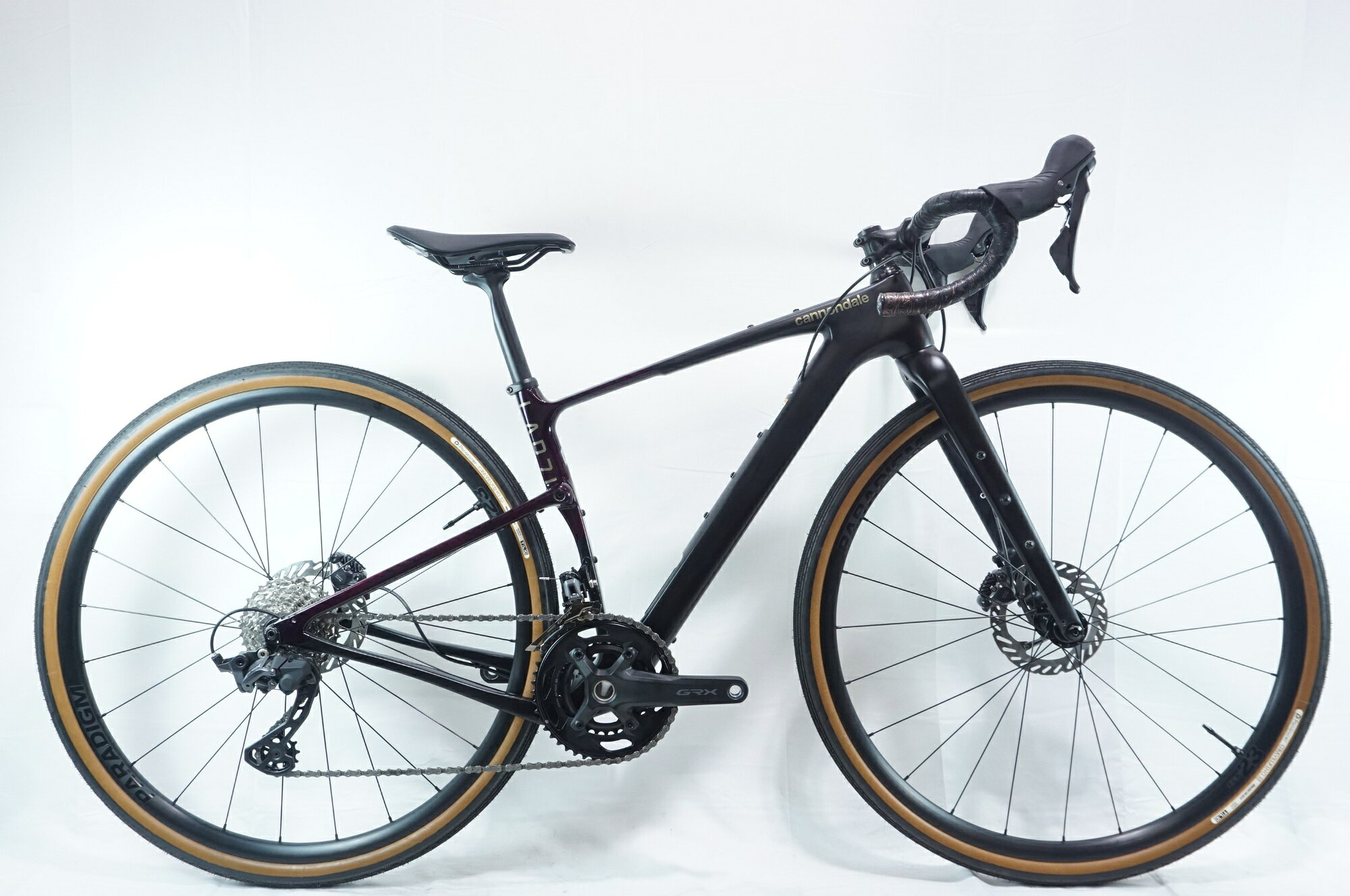 ■商品情報メーカーサイズ:XSシートチューブ(C-T): 410mmトップチューブ(C-C):533mm(ホリゾンタル換算)適応身長:147-165cm(目安)重量:約8.71kgフレーム材質:カーボンフロントフォーク:カーボンシフター:SHIMANO GRX RX610フロントディレイラー:SHIMANO GRX RX820リアディレイラー:SHIMANO GRX RX820ブレーキ:SHIMANO ULTEGRA R8170クランク:SHIMANO GRX RX600 48-30T 165mmスプロケット:SHIMANO 105 R7101 11-34Tシートポスト:純正 27.2mmハンドル:ONEBYESU 380mmステム:DEDA 50mmサドル:BONTRAGER AEOLUS COMPホイール:BONTRAGER PARADIGM TLRタイヤ:700x35C変速段数:2x12付属品:なし(ペダル付属なし)■状態使用に伴うキズやヨゴレがございますが、比較的状態良好です。ステムのボルトにサビが見られます。■注意事項【在庫について】 在庫管理は細心の注意を払い行なっておりますが、システムの都合により在庫有と表記の商品につきましても、実在庫の反映との時間差により在庫が無い場合がございます。弊社はそれに伴う全てにおいて一切の責任は負いかねます事、何卒ご了承くださいませ。ご注文頂きました商品のご用意が出来かねました場合は、お電話とメールにてキャンセルご承諾お願いのご連絡をさせて頂きます。【掲載画像について】撮影方法やお客様の閲覧環境により、実際の商品とは違った色の見え方となる場合がございます。上記理由による返品、変更、キャンセルは一切お受け致しかねますまたシステム等の不備により、商品ページに別商品が含まれている、別カラー・仕様が掲載されている、商品情報に誤表記がある場合がございますご不明点がございましたら必ずご注文前にお問い合わせくださいませ。
