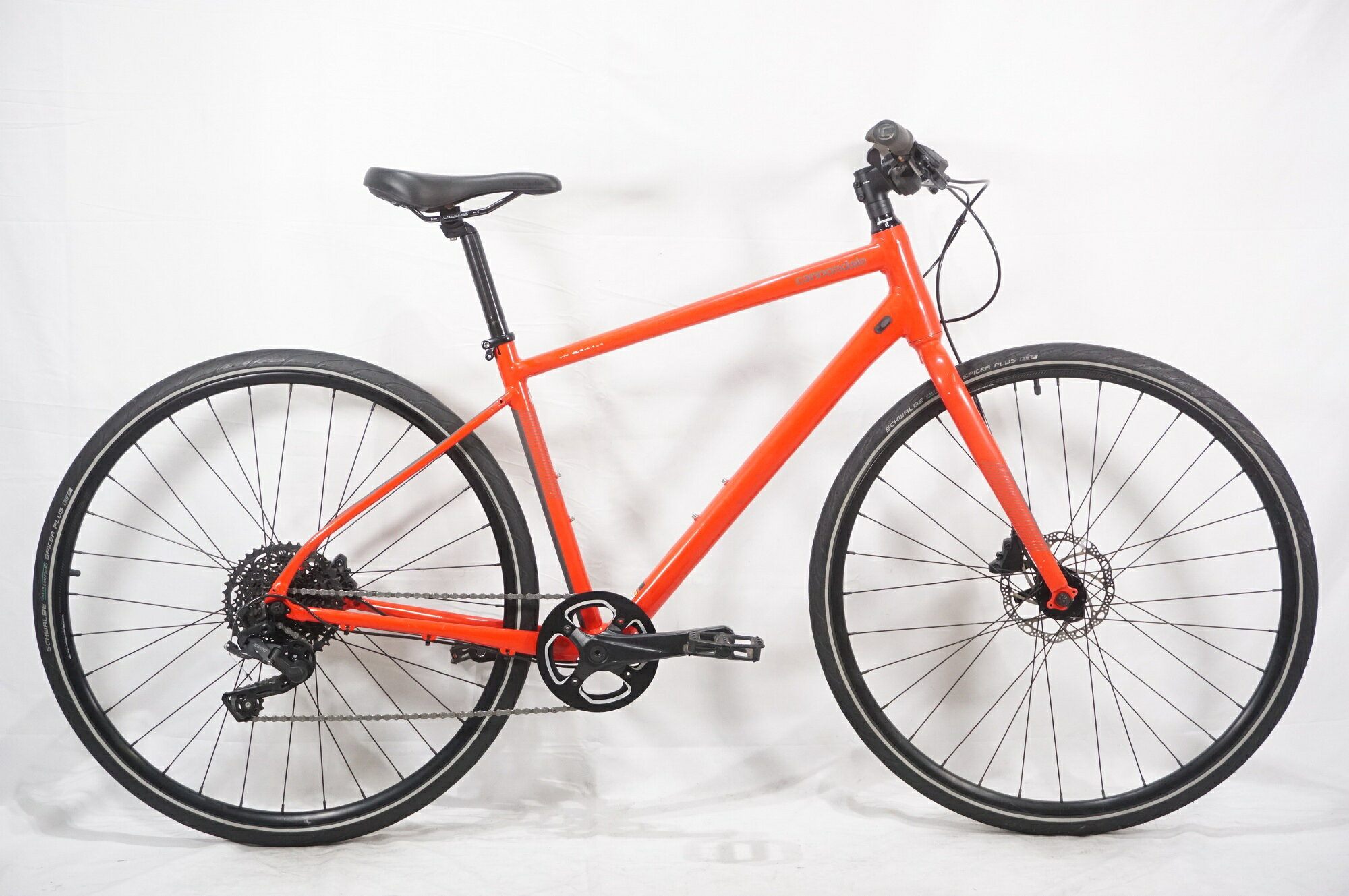 ■商品情報 メーカーサイズ:M シートチューブ(C-T):450mm トップチューブ(C-C):560mm(ホリゾンタル換算) 適応身長:165-177cm(目安) 重量:約12.8kg フレーム材質:アルミ フロントフォーク:スチール レバー:MICROSHIFT SL-M819R リアディレイラー:MICROSHIFT ADVENT ブレーキ:TEKTRO クランク:PROWHEEL 38T 170mm スプロケット:MICROSHIFT 11-42T シートポスト:純正 27.2mm ハンドル:純正 640mm ステム:純正 70mm サドル:純正 ホイール:純正 タイヤ:700x35C 変速段数:1x9 付属品:ペダル ■状態 使用に伴うキズやヨゴレがございます。 フレーム各部にキズや塗装欠けが目立ちます。 ボルトや、ペダルの金属部にサビがございます。 写真以外の箇所につきましてもキズがございます。 ■注意事項【在庫について】 在庫管理は細心の注意を払い行なっておりますが、システムの都合により在庫有と表記の商品につきましても、実在庫の反映との時間差により在庫が無い場合がございます。弊社はそれに伴う全てにおいて一切の責任は負いかねます事、何卒ご了承くださいませ。ご注文頂きました商品のご用意が出来かねました場合は、お電話とメールにてキャンセルご承諾お願いのご連絡をさせて頂きます。【掲載画像について】撮影方法やお客様の閲覧環境により、実際の商品とは違った色の見え方となる場合がございます。上記理由による返品、変更、キャンセルは一切お受け致しかねますまたシステム等の不備により、商品ページに別商品が含まれている、別カラー・仕様が掲載されている、商品情報に誤表記がある場合がございますご不明点がございましたら必ずご注文前にお問い合わせくださいませ。