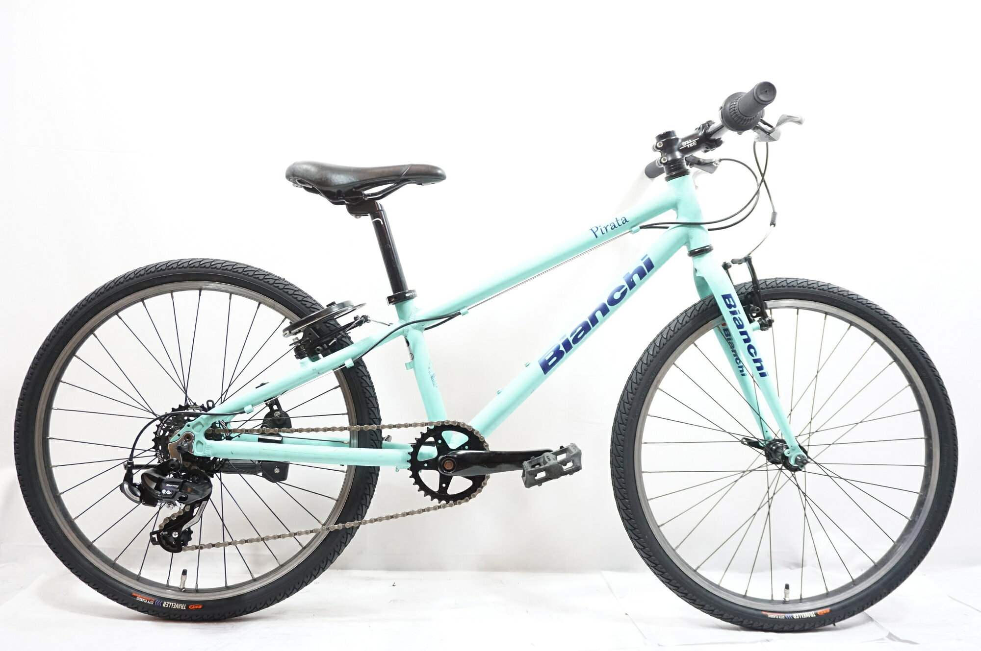 ■商品情報 メーカーサイズ:ワンサイズ シートチューブ(C-T): 280mm トップチューブ(C-C):500mm(ホリゾンタル換算) 適応身長:135-145cm(目安) 重量:約11.6kg フレーム材質:アルミ フロントフォーク:スチール メインコンポ:SHIMANO フロントディレイラー:- リアディレイラー:SHIMANO RD-TY500 ブレーキ:PROMAX クランク:純正 32T スプロケット:SHIMANO CS-HG200 12-32T シートポスト:純正 27.2mm ハンドル:純正 540mm ステム:純正 60mm サドル:純正 ホイール:純正 タイヤ:24x1.75 変速段数:1x7 付属品:ペダル・キックスタンド・鍵付属有り ■状態 全体的にキズやヨゴレ、使用感がございます。 チェーンリングカバーが欠品してます。 フロントブレーキのバネが消耗しておりますので、動きがスムーズではございません。 フロントホイールは空気を抜かないと外れませんのでご注意ください。 ■注意事項【在庫について】 在庫管理は細心の注意を払い行なっておりますが、システムの都合により在庫有と表記の商品につきましても、実在庫の反映との時間差により在庫が無い場合がございます。弊社はそれに伴う全てにおいて一切の責任は負いかねます事、何卒ご了承くださいませ。ご注文頂きました商品のご用意が出来かねました場合は、お電話とメールにてキャンセルご承諾お願いのご連絡をさせて頂きます。【掲載画像について】撮影方法やお客様の閲覧環境により、実際の商品とは違った色の見え方となる場合がございます。上記理由による返品、変更、キャンセルは一切お受け致しかねますまたシステム等の不備により、商品ページに別商品が含まれている、別カラー・仕様が掲載されている、商品情報に誤表記がある場合がございますご不明点がございましたら必ずご注文前にお問い合わせくださいませ。