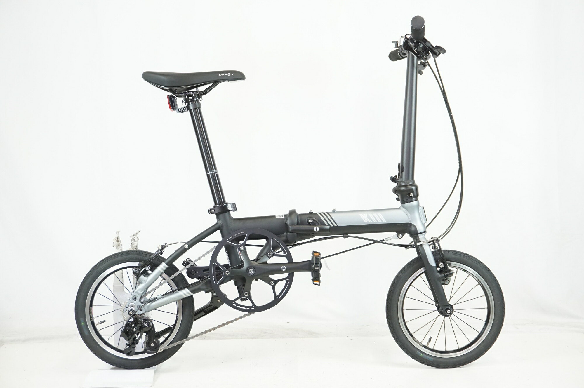 ■商品情報 メーカーサイズ:ワンサイズ 適応身長:142-180cm(目安) 重量:約8.5kg フレーム材質:アルミ フロントフォーク:アルミ シフター:純正 リアディレイラー:純正 ブレーキ:純正 クランク:純正 53T 170mm スプロケット:純正 9-17T シートポスト:純正 ハンドル:純正 サドル:純正 ホイール:純正 タイヤ:14x1.35 変速段数:1x3 付属品:ペダル、スタンド ■状態 ・整備済みの車体でございます。 ・使用に伴う傷等はございますが、各部動作良好な状態です。 ・チェーンに若干錆がございます。 ■注意事項【在庫について】 在庫管理は細心の注意を払い行なっておりますが、システムの都合により在庫有と表記の商品につきましても、実在庫の反映との時間差により在庫が無い場合がございます。弊社はそれに伴う全てにおいて一切の責任は負いかねます事、何卒ご了承くださいませ。ご注文頂きました商品のご用意が出来かねました場合は、お電話とメールにてキャンセルご承諾お願いのご連絡をさせて頂きます。【掲載画像について】撮影方法やお客様の閲覧環境により、実際の商品とは違った色の見え方となる場合がございます。上記理由による返品、変更、キャンセルは一切お受け致しかねますまたシステム等の不備により、商品ページに別商品が含まれている、別カラー・仕様が掲載されている、商品情報に誤表記がある場合がございますご不明点がございましたら必ずご注文前にお問い合わせくださいませ。