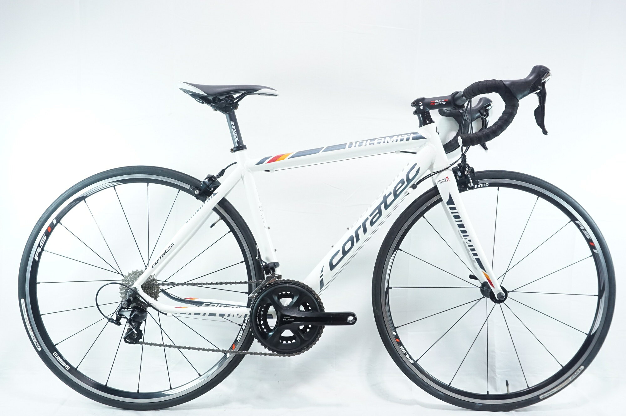 ■商品情報メーカーサイズ:48シートチューブ(C-T): 480mmトップチューブ(C-C):530mm(ホリゾンタル換算)適応身長:165-175cm(目安)重量:約8.85kgフレーム材質:アルミフロントフォーク:カーボンシフター:SHIMANO 105 5800フロントディレイラー:SHIMANO 105 5800リアディレイラー:SHIMANO 105 5800ブレーキ:SHIMANO 105 5800クランク:SHIMANO 105 5800 50-34T 170mmスプロケット:SHIMANO 105 5800 11-28Tシートポスト:純正 27.2mmハンドル:ITM 400mmステム:ITM 100mmサドル:ノーブランドホイール:SHIMANO WH-RS11タイヤ:700x26C変速段数:2x11付属品:なし(ペダル付属なし)■状態使用に伴うキズやヨゴレがございます。消耗品に使用感がございます。金属部分にサビがございます。■注意事項【在庫について】 在庫管理は細心の注意を払い行なっておりますが、システムの都合により在庫有と表記の商品につきましても、実在庫の反映との時間差により在庫が無い場合がございます。弊社はそれに伴う全てにおいて一切の責任は負いかねます事、何卒ご了承くださいませ。ご注文頂きました商品のご用意が出来かねました場合は、お電話とメールにてキャンセルご承諾お願いのご連絡をさせて頂きます。【掲載画像について】撮影方法やお客様の閲覧環境により、実際の商品とは違った色の見え方となる場合がございます。上記理由による返品、変更、キャンセルは一切お受け致しかねますまたシステム等の不備により、商品ページに別商品が含まれている、別カラー・仕様が掲載されている、商品情報に誤表記がある場合がございますご不明点がございましたら必ずご注文前にお問い合わせくださいませ。