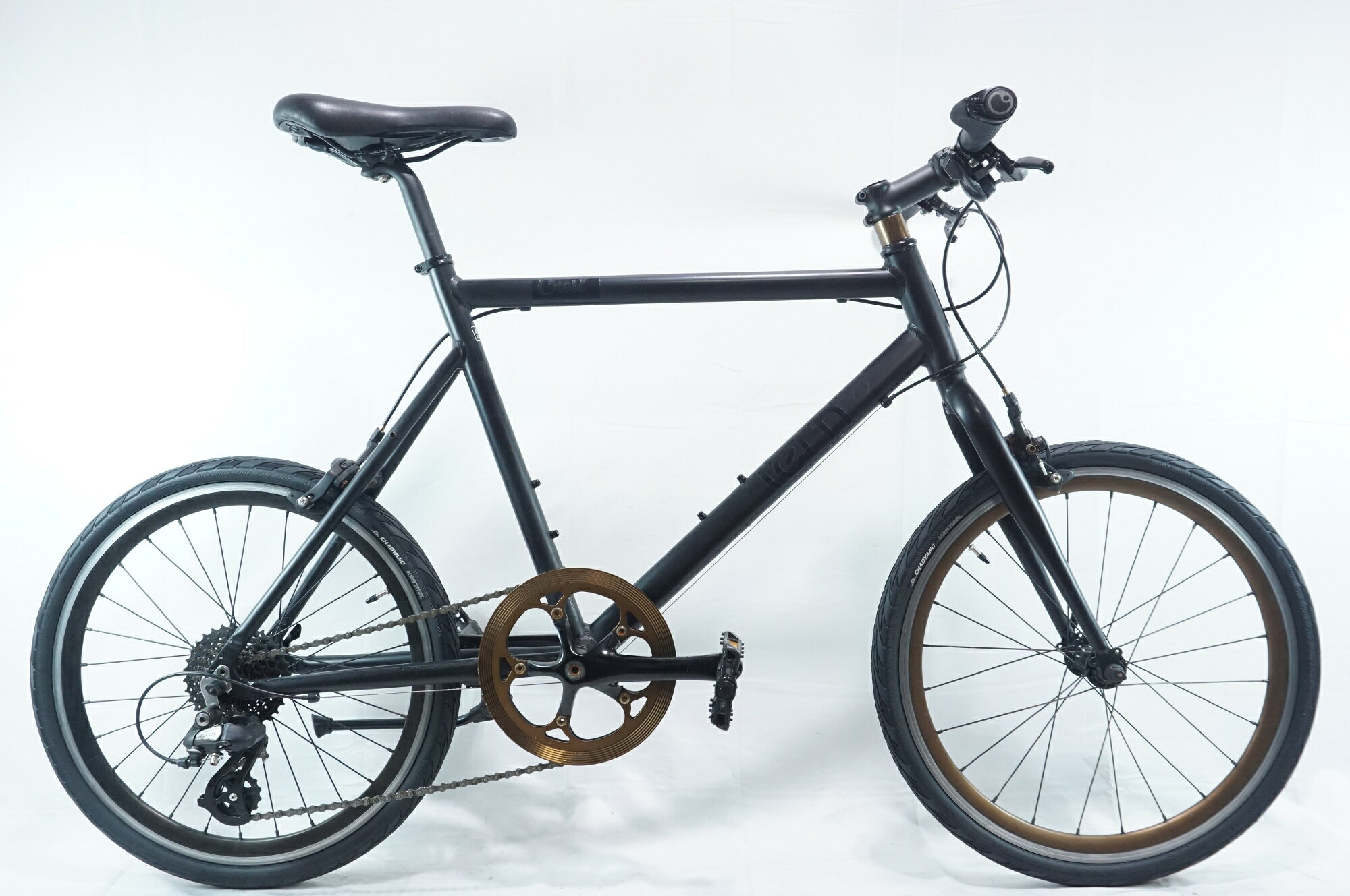 ■商品情報メーカーサイズ:50シートチューブ(C-T): 500mmトップチューブ(C-C):530mm(ホリゾンタル換算)適応身長:165-175cm(目安)重量:約10.85kgフレーム材質:アルミフロントフォーク:スチールレバー:DIA-TECHフロントディレイラー:なしリアディレイラー:SHIMANO ALTUSブレーキ:純正クランク:純正 52T 170mmスプロケット:SHIMANO CS-HG31 11-32Tシートポスト:純正 27.2mmハンドル:純正 510mmステム:純正 85mmサドル:純正ホイール:純正タイヤ:20×1-3/8変速段数:1x8付属品:ペダル、スタンド■状態使用に伴うキズやヨゴレ、使用感がございますが、動作に支障はございません。全体的にパーツ・コンポーネントが日焼けして色が変わっております。 ■注意事項【在庫について】 在庫管理は細心の注意を払い行なっておりますが、システムの都合により在庫有と表記の商品につきましても、実在庫の反映との時間差により在庫が無い場合がございます。弊社はそれに伴う全てにおいて一切の責任は負いかねます事、何卒ご了承くださいませ。ご注文頂きました商品のご用意が出来かねました場合は、お電話とメールにてキャンセルご承諾お願いのご連絡をさせて頂きます。【掲載画像について】撮影方法やお客様の閲覧環境により、実際の商品とは違った色の見え方となる場合がございます。上記理由による返品、変更、キャンセルは一切お受け致しかねますまたシステム等の不備により、商品ページに別商品が含まれている、別カラー・仕様が掲載されている、商品情報に誤表記がある場合がございますご不明点がございましたら必ずご注文前にお問い合わせくださいませ。