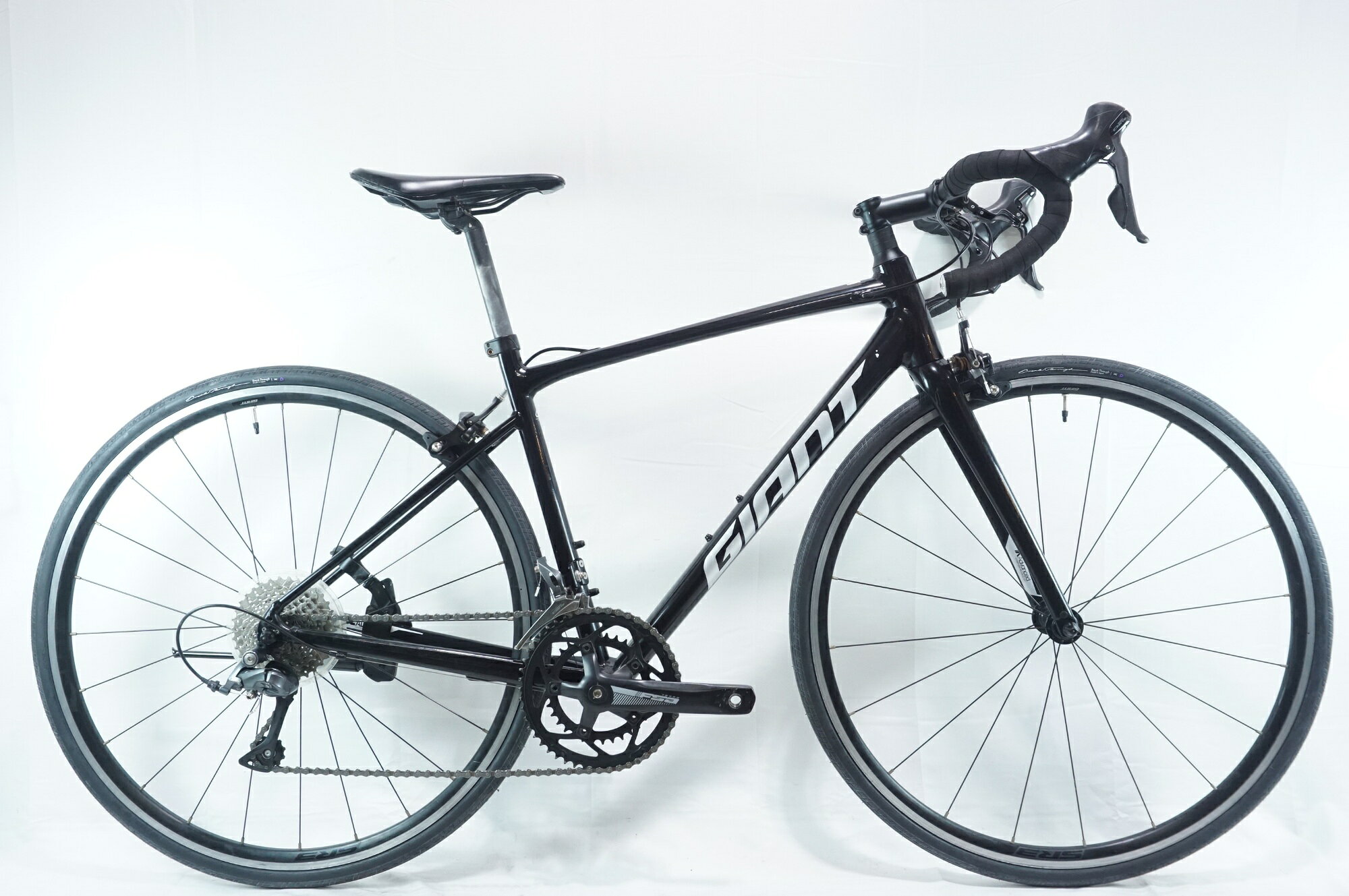 ■商品情報メーカーサイズ:Sシートチューブ(C-T): 465mmトップチューブ(C-C):530mm(ホリゾンタル換算)適応身長:165-175cm(目安)重量:約9.58kgフレーム材質:アルミフロントフォーク:カーボンシフター:SHIMANO CLARIS R2000フロントディレイラー:SHIMANO CLARIS R2000リアディレイラー:SHIMANO CLARIS R2000ブレーキ:純正クランク:FSA 50-34T 170mmスプロケット:SHIMANO CS-HG50 11-34Tシートポスト:純正 専用ハンドル:純正 400mmステム:純正 90mmサドル:純正ホイール:純正タイヤ:700x28C変速段数:2x8付属品:スタンド(ペダル付属なし)■状態使用に伴うキズやヨゴレ、使用感がございますが、動作に支障はございません。金属部分にサビがございます。全体的に使用感がございます。サドルやダウンチューブ傷がございます。■注意事項【在庫について】 在庫管理は細心の注意を払い行なっておりますが、システムの都合により在庫有と表記の商品につきましても、実在庫の反映との時間差により在庫が無い場合がございます。弊社はそれに伴う全てにおいて一切の責任は負いかねます事、何卒ご了承くださいませ。ご注文頂きました商品のご用意が出来かねました場合は、お電話とメールにてキャンセルご承諾お願いのご連絡をさせて頂きます。【掲載画像について】撮影方法やお客様の閲覧環境により、実際の商品とは違った色の見え方となる場合がございます。上記理由による返品、変更、キャンセルは一切お受け致しかねますまたシステム等の不備により、商品ページに別商品が含まれている、別カラー・仕様が掲載されている、商品情報に誤表記がある場合がございますご不明点がございましたら必ずご注文前にお問い合わせくださいませ。